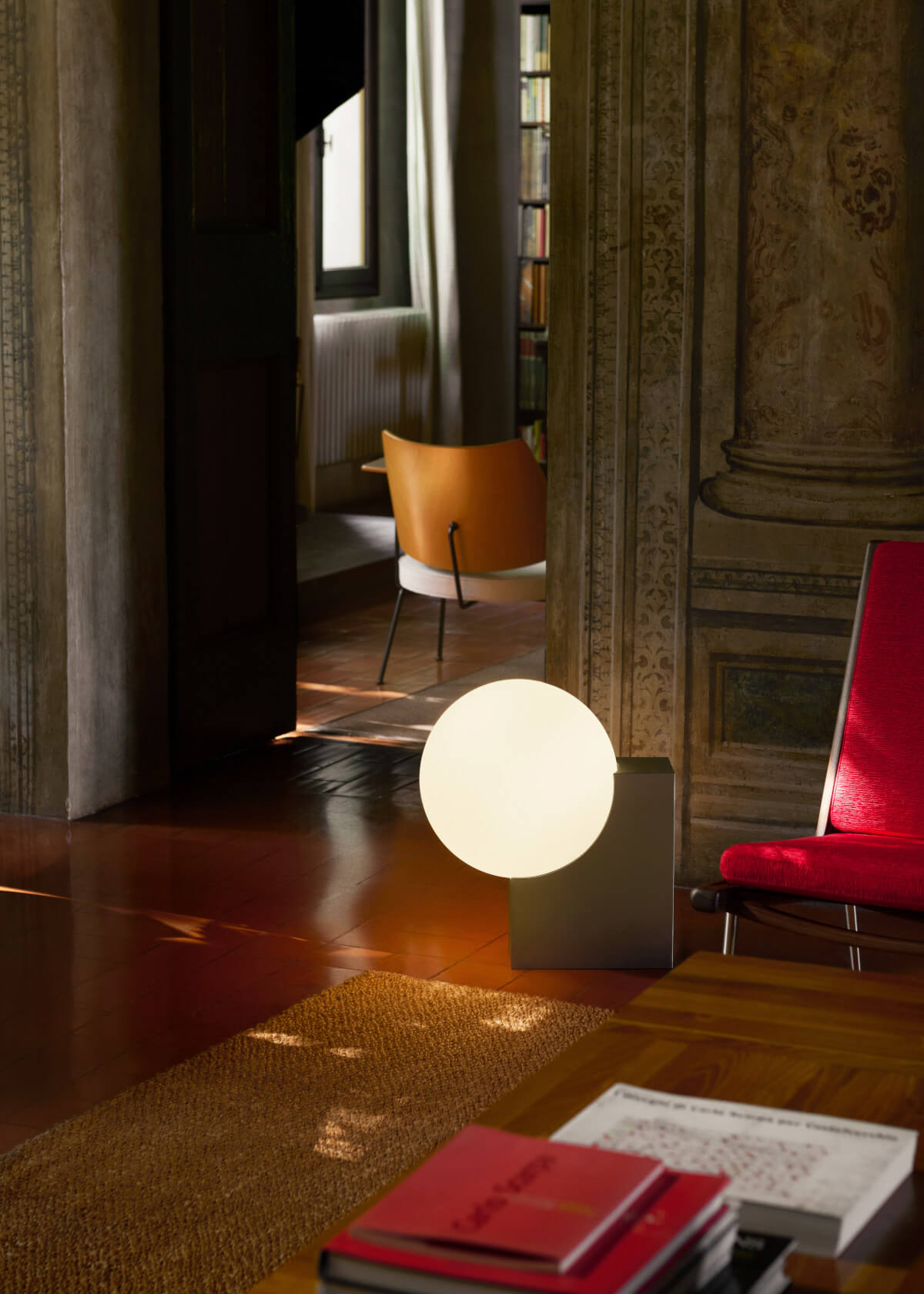 &Tradition Journey SHY4 Stehlampe brushed steel mit rundem Glasschirm, hochwertige Designleuchte für Wohnzimmer