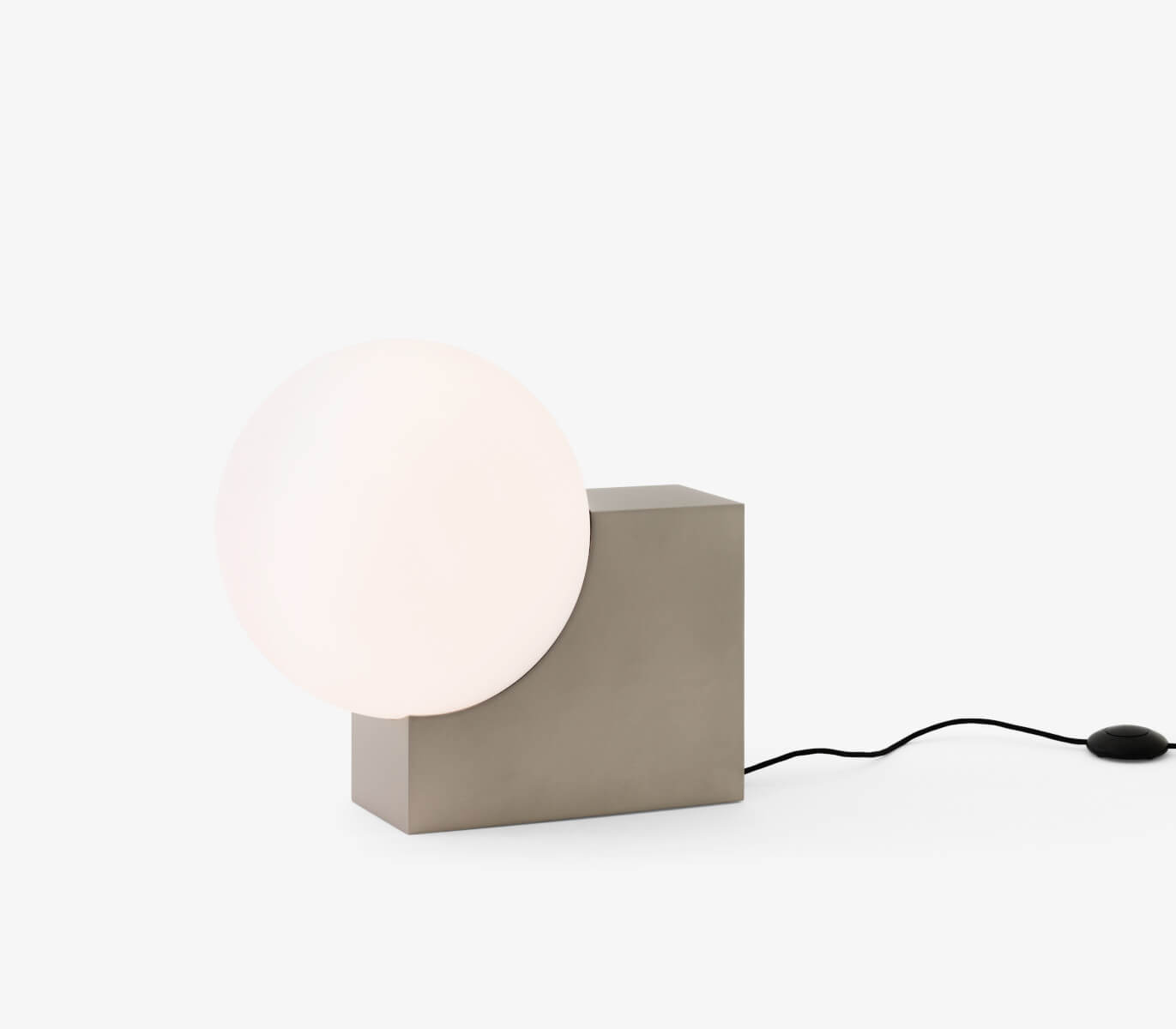 &Tradition Journey SHY4 Stehlampe brushed steel, minimalistische Designerleuchte mit sanftem Licht und edlem Metallfuß