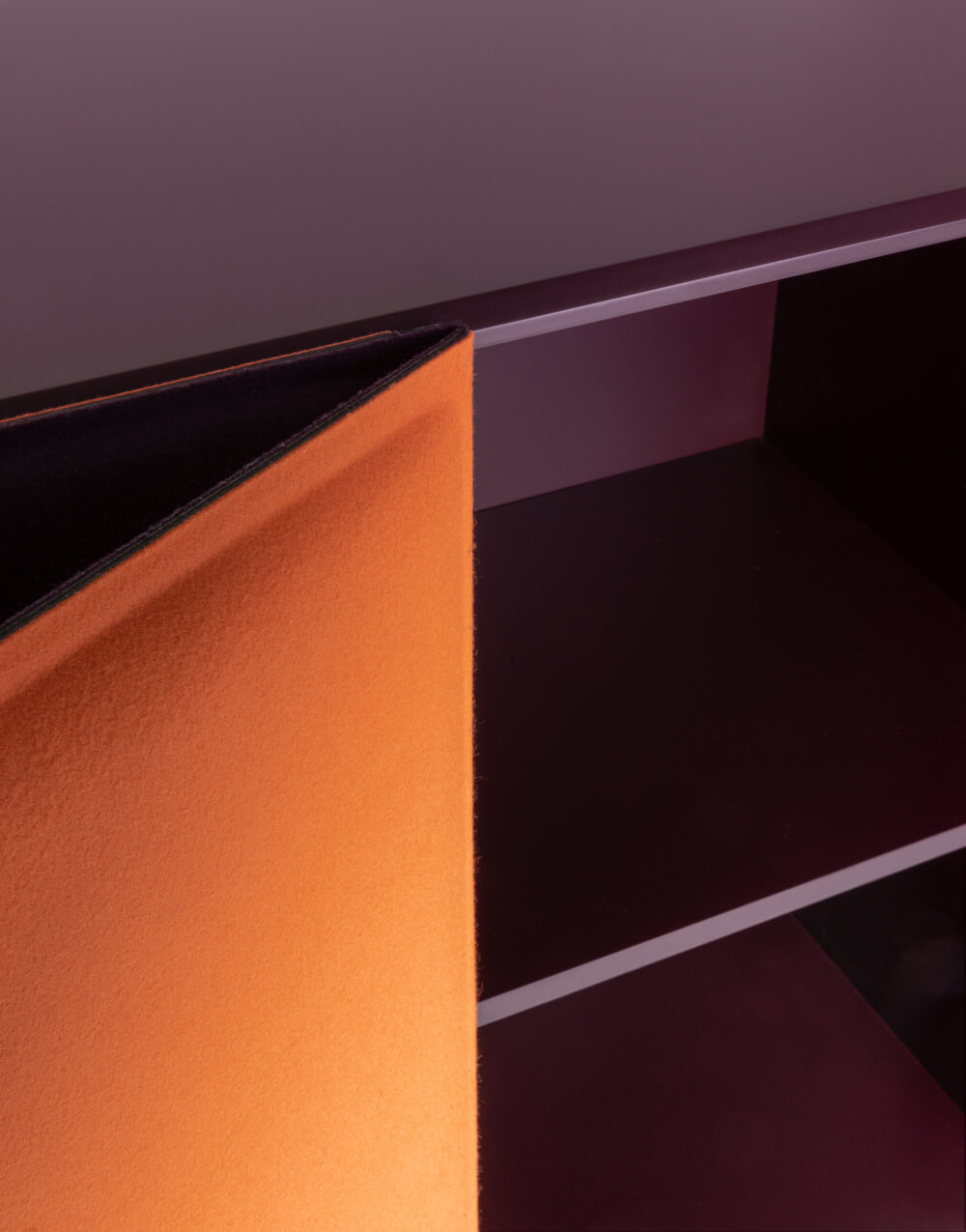 Magis Tacito Sideboard, dunkelviolett/orange, modernes italienisches Möbel, langlebig, vielseitige Aufbewahrung