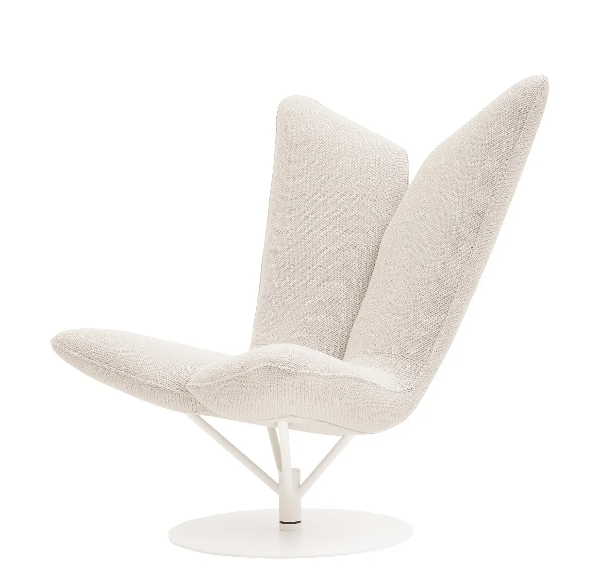 Softline Angel Drehsessel in Beige aus seitlicher Perspektive mit markanter zweigeteilter hoher Rückenlehne, gepolsterter Sitzfläche und weißem Rundfuß.