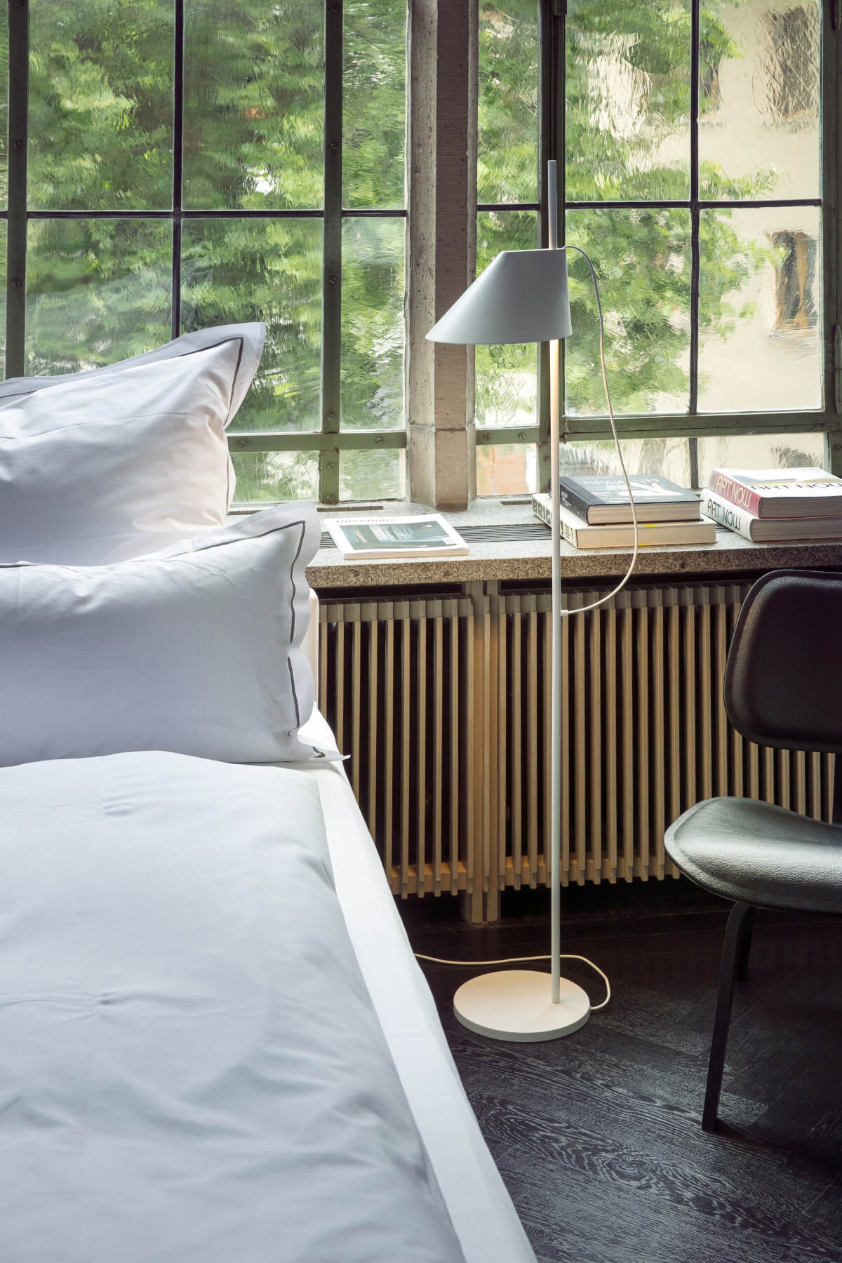 Louis Poulsen Yuh LED-Stehleuchte mit schlankem Design, ideal für Leseecken und moderne Wohnräume.