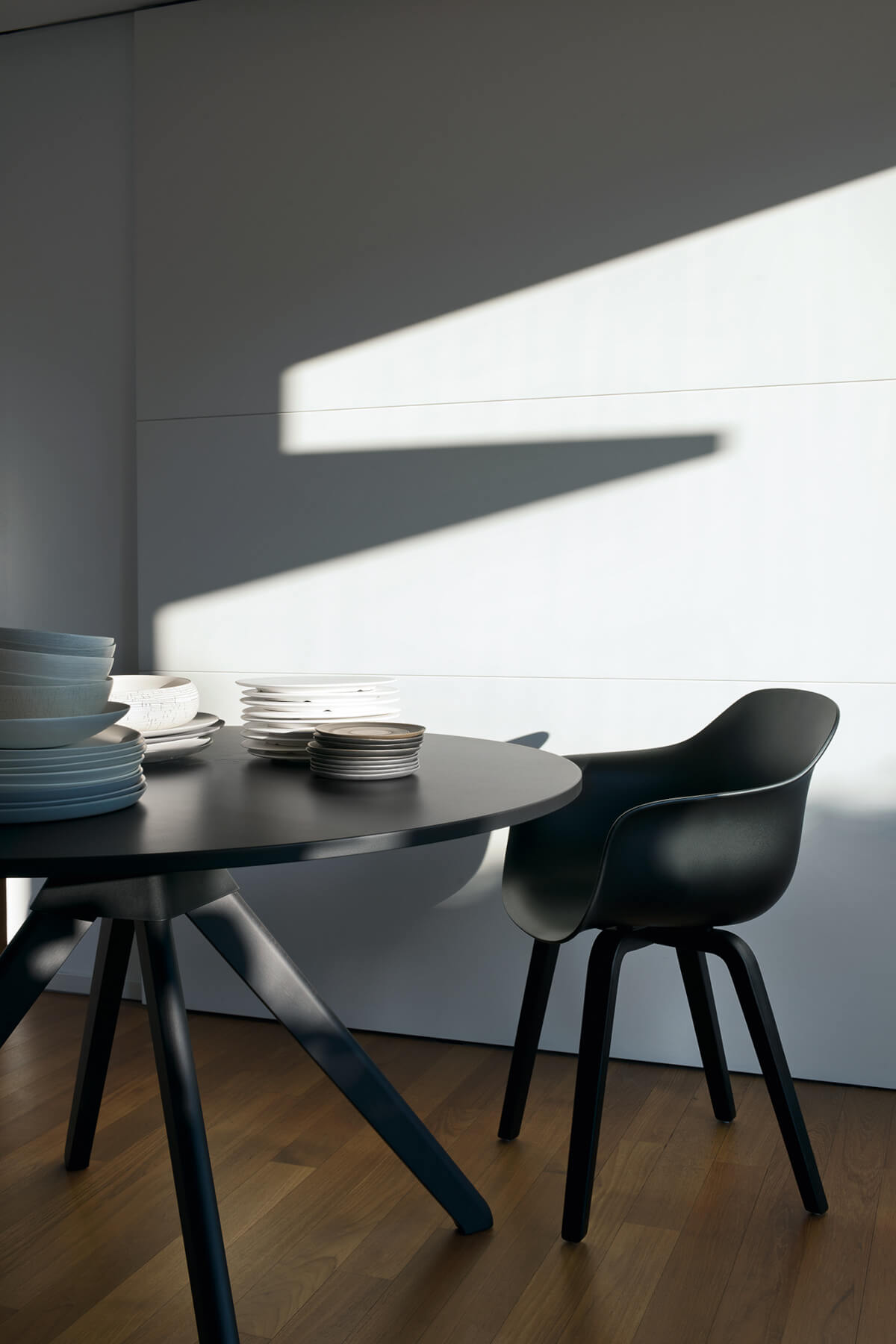 Magis Substance Stuhl im modernen Essbereich, ergonomisch, hochwertig und leicht – italienisches Design für jeden Raum