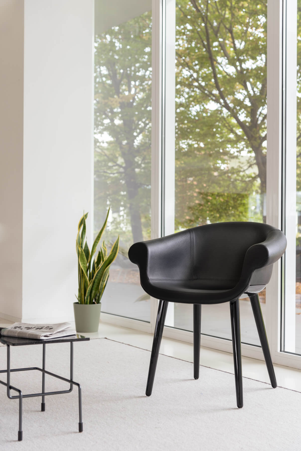 Magis Cyborg Lord Stuhl im kreativen Workspace, ergonomisch, hochwertig verarbeitet, futuristischer Stil für Designliebhaber