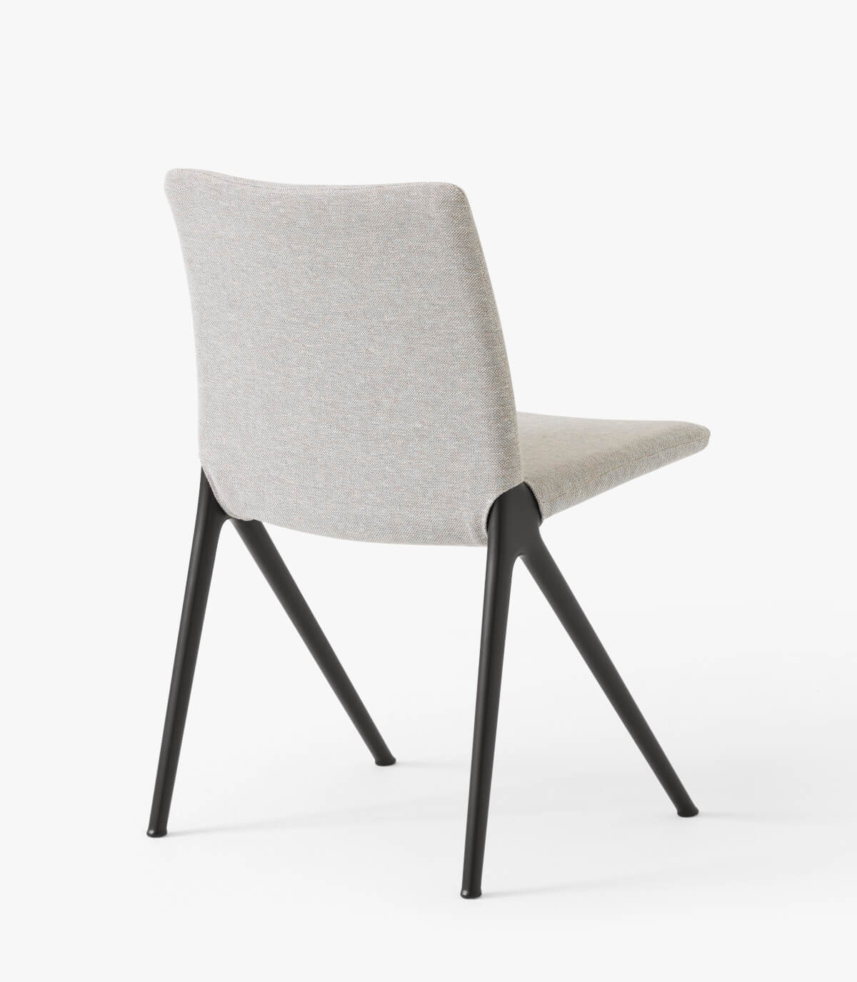 &Tradition Kape IF7 Stuhl schwarz clay 0003, moderner Esszimmerstuhl aus Holz im minimalistischen Design