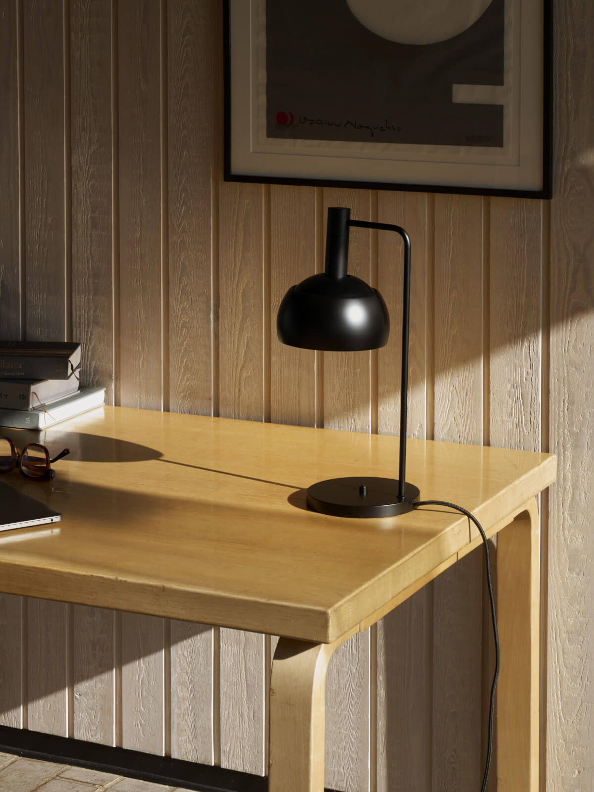 Designerleuchte Louis Poulsen FJ Elements, hochwertige Tischlampe mit klaren Linien und warmem Licht.