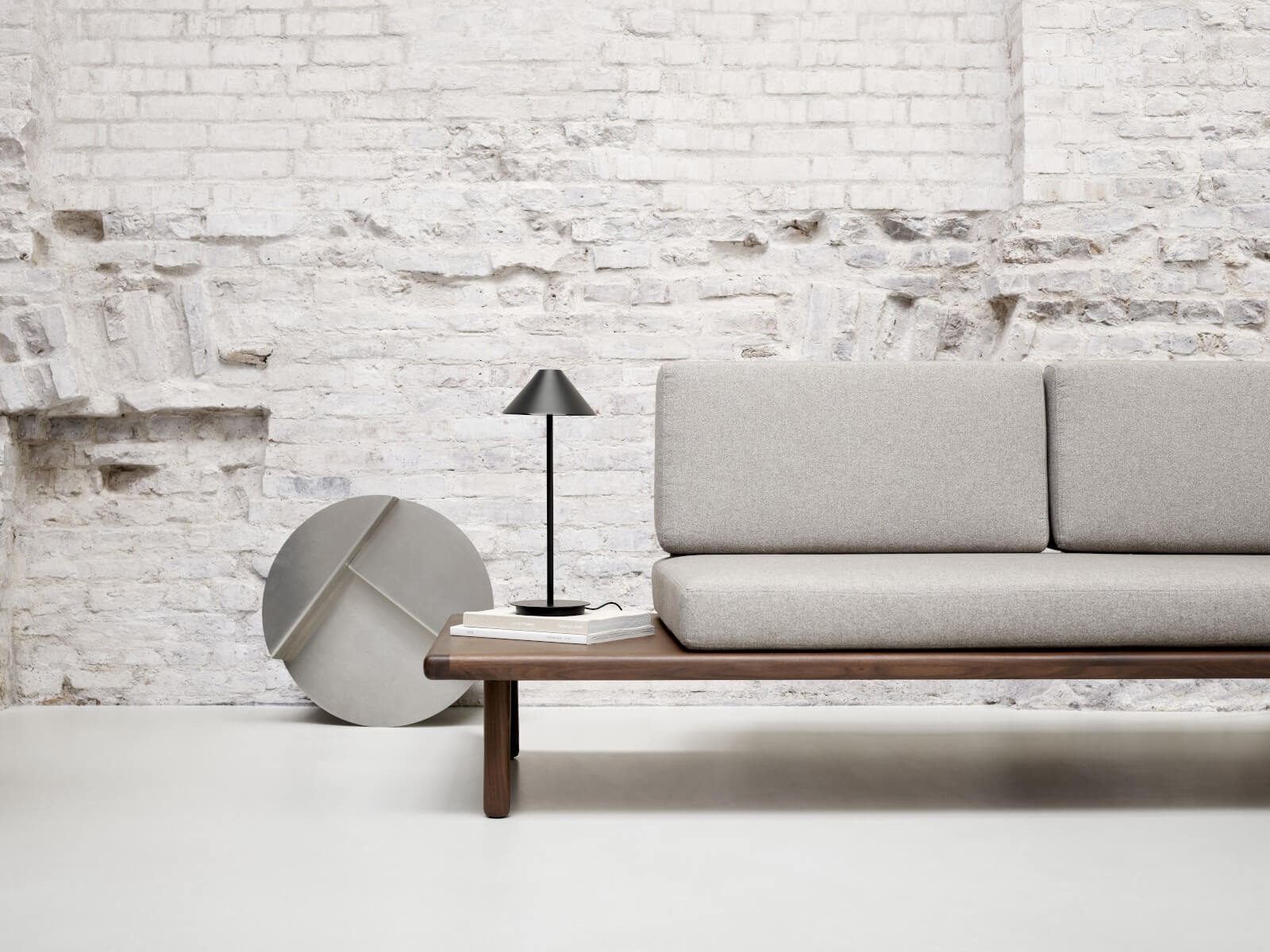 Louis Poulsen Keglen Tischleuchte mit elegantem skandinavischem Design und warmem Licht für gemütliche Ambiente-Beleuchtung.