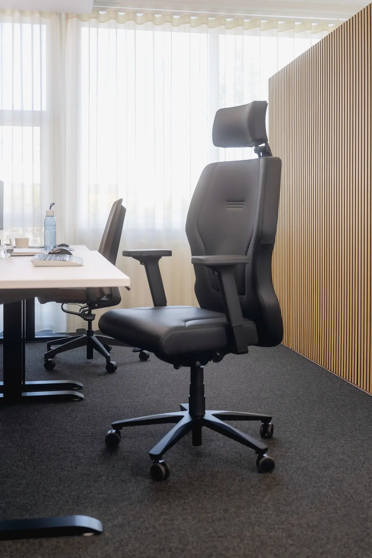 Interstuhl XXLis5 XL117 Bürostuhl in Schwarz an einem modernen Büroarbeitsplatz