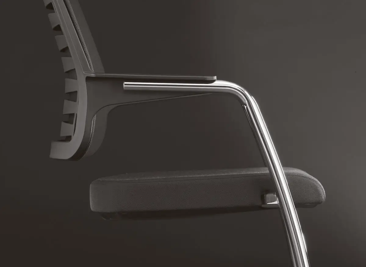 Detail des Girsberger Connexion Freischwingers mit Armlehne und verchromtem Gestell.