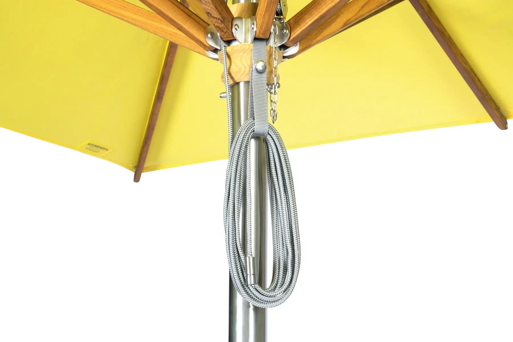 Detailaufnahme des Flaschenzug-Öffnungssystems am Weishäupl Trendschirm 250 x 250 cm in Limone mit Edelstahlmast und Holzstreben