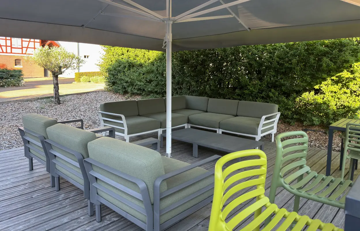 Nardi Maximo 5 Lounge mit Gartensofa und Sesseln im Außenbereich der Murrelektronik GmbH
