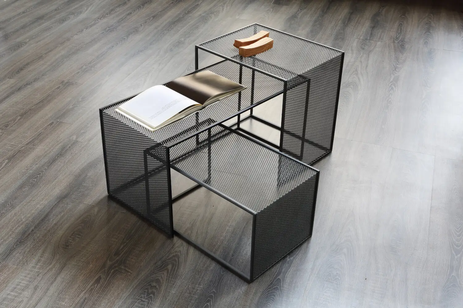 Zeus Tristano Beistelltische als flexible Ablage im modernen Wohnraum mit dekorativen Accessoires.