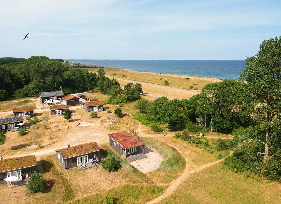 Stranddorf Augustenhof an der Ostsee mit nachhaltigen Ferienhäusern aus der Luft
