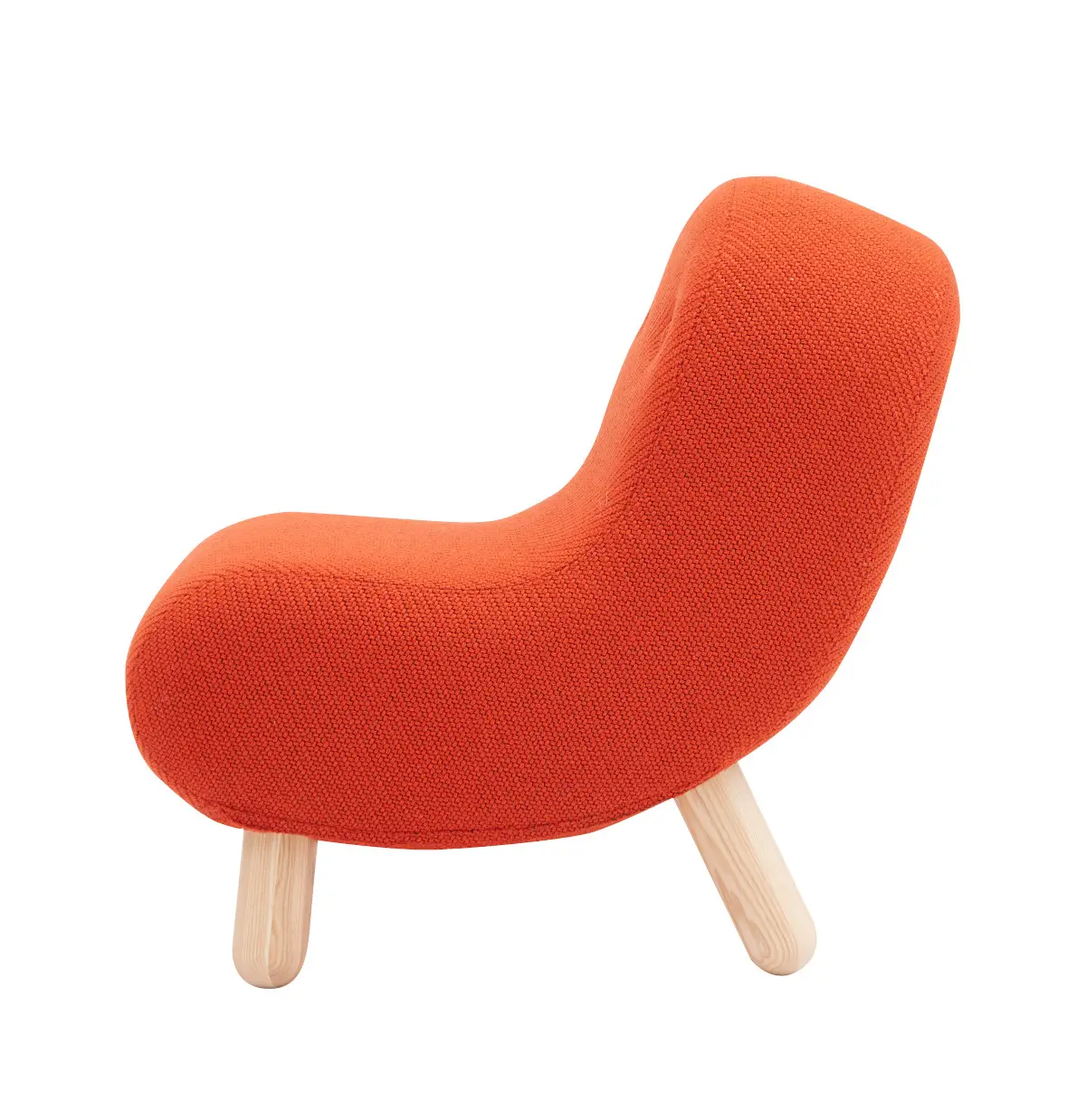 Softline Bob Sessel in Orange aus seitlicher Perspektive mit durchgehend geschwungener Polsterform und hellen Holzbeinen.