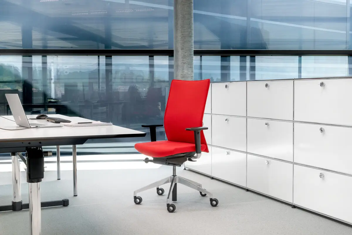 Girsberger Diagon Bürostuhl mit hoher Rückenlehne als komfortable Sitzlösung im Büro.