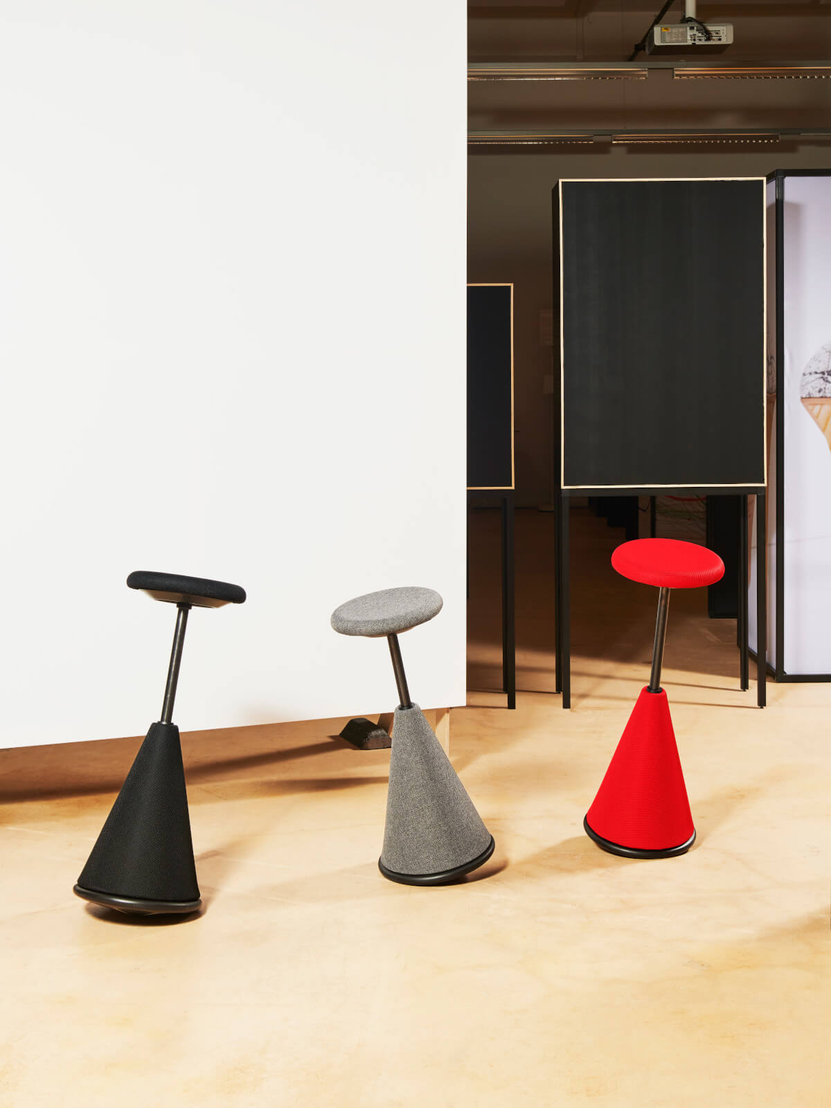 Giroflex 10-2020 ergonomischer Stehhocker für Büro und Homeoffice mit flexiblem Sitz und modernem Design