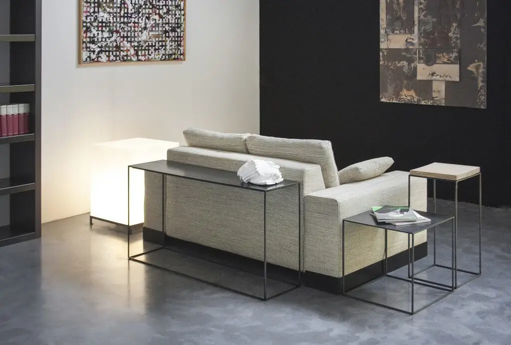 Zeus Slim Irony Konsolentisch als Ablage hinter einem Sofa im Wohnbereich