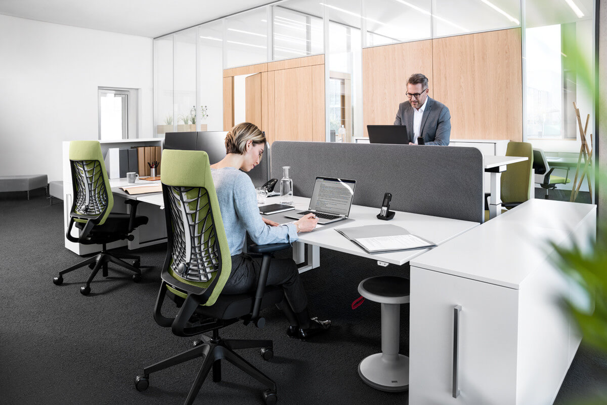 Moderner Interstuhl JOYCEis3 JC111 Bürodrehstuhl, ergonomisch, höhenverstellbar und ideal für gesundes Sitzen im Büro