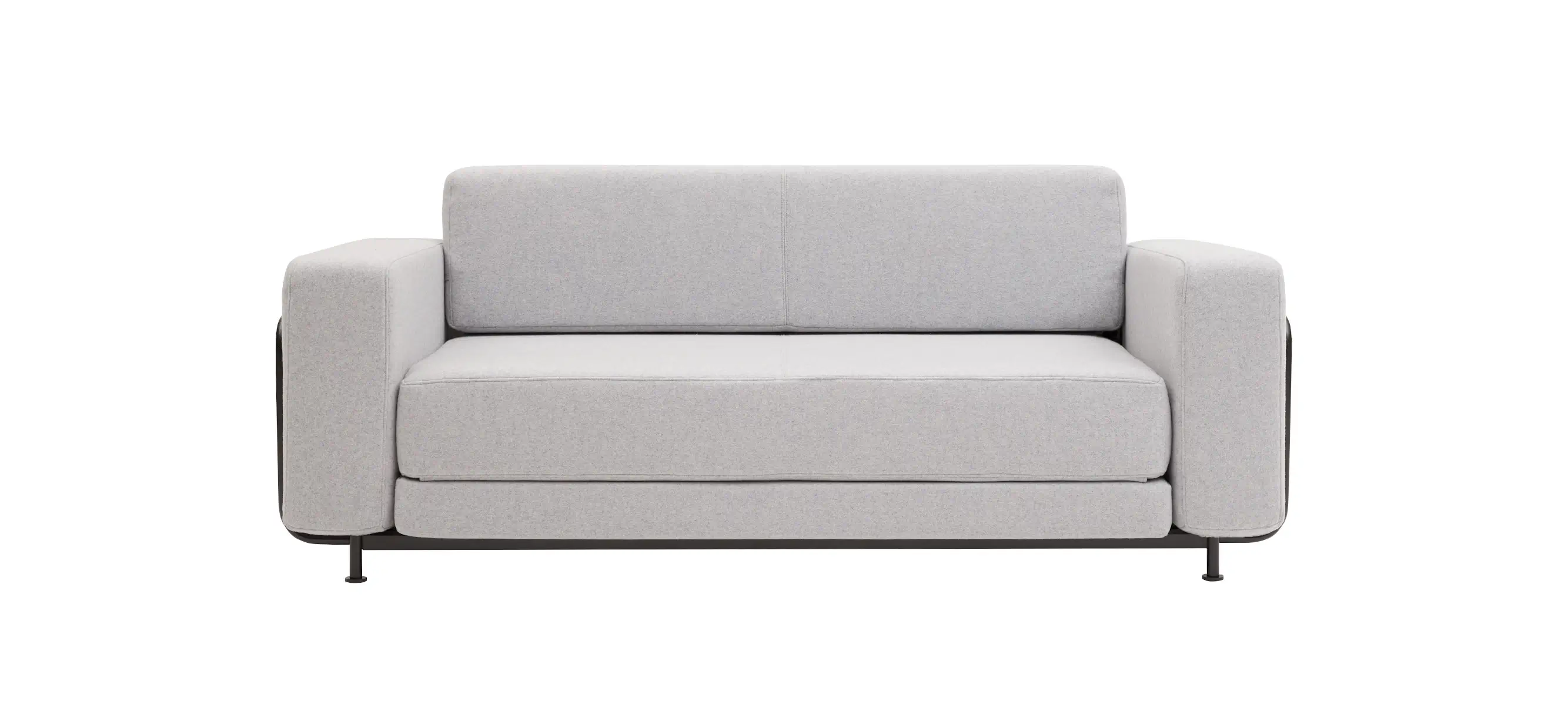 Softline Silver Sofa in Hellgrau aus vorderer Perspektive mit breiten gepolsterten Armlehnen, durchgehender Sitzfläche, Rückenkissen und schwarzem Metallgestell.