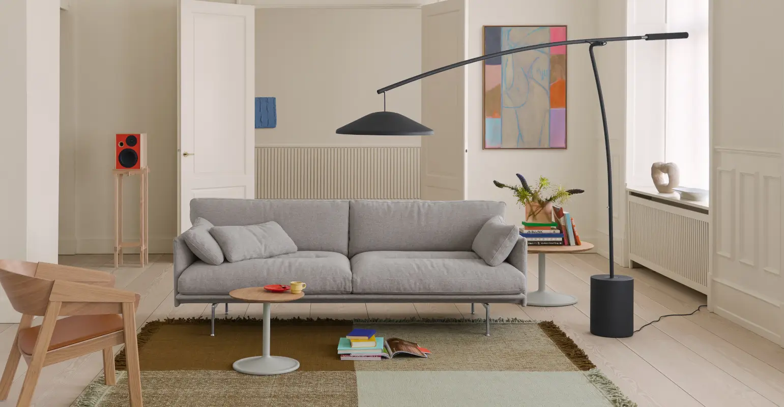Schmales längliches Wohnzimmer mit Stehleuchte und Sofa