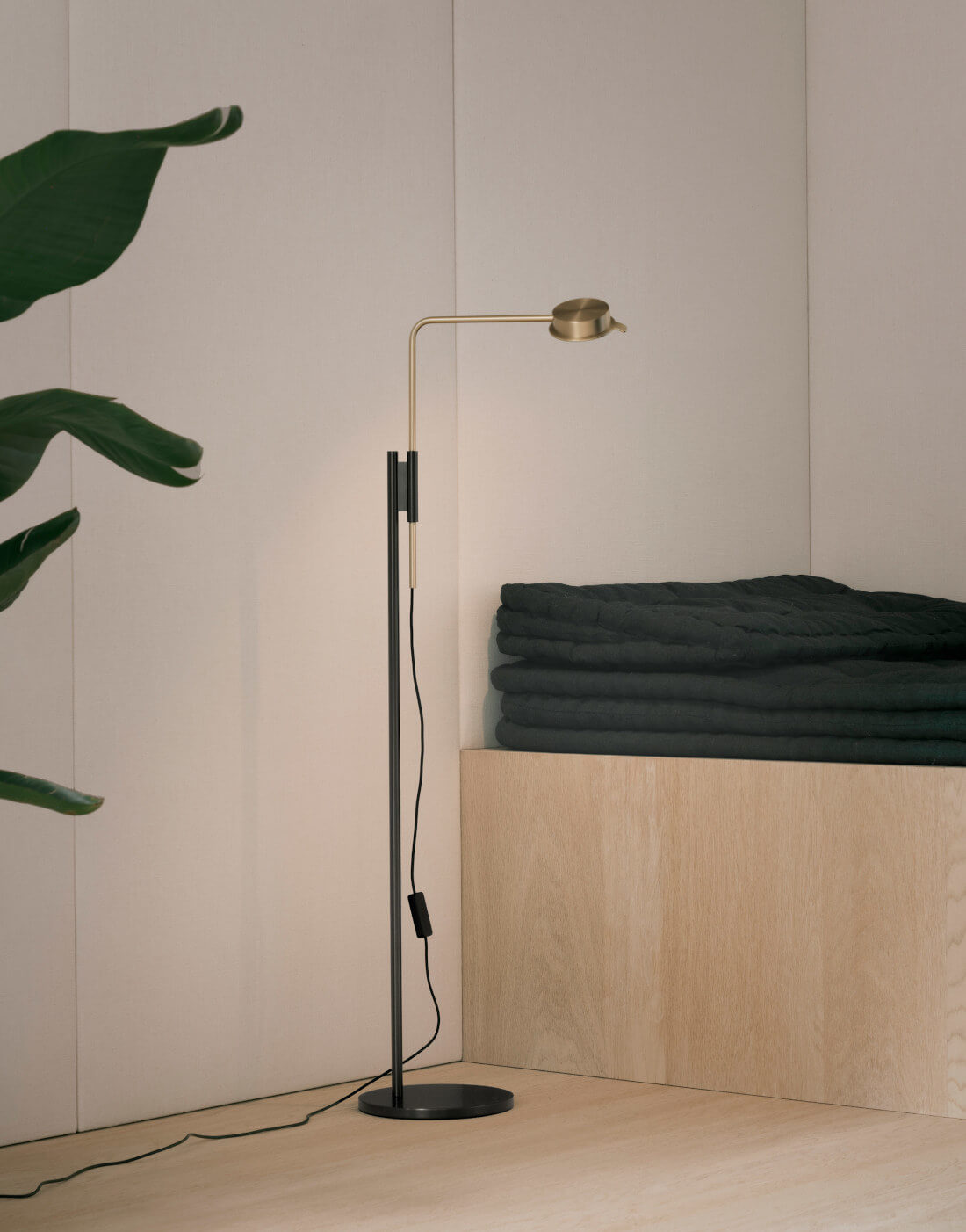 w102 Chipperfield Stehleuchte, brass / steel