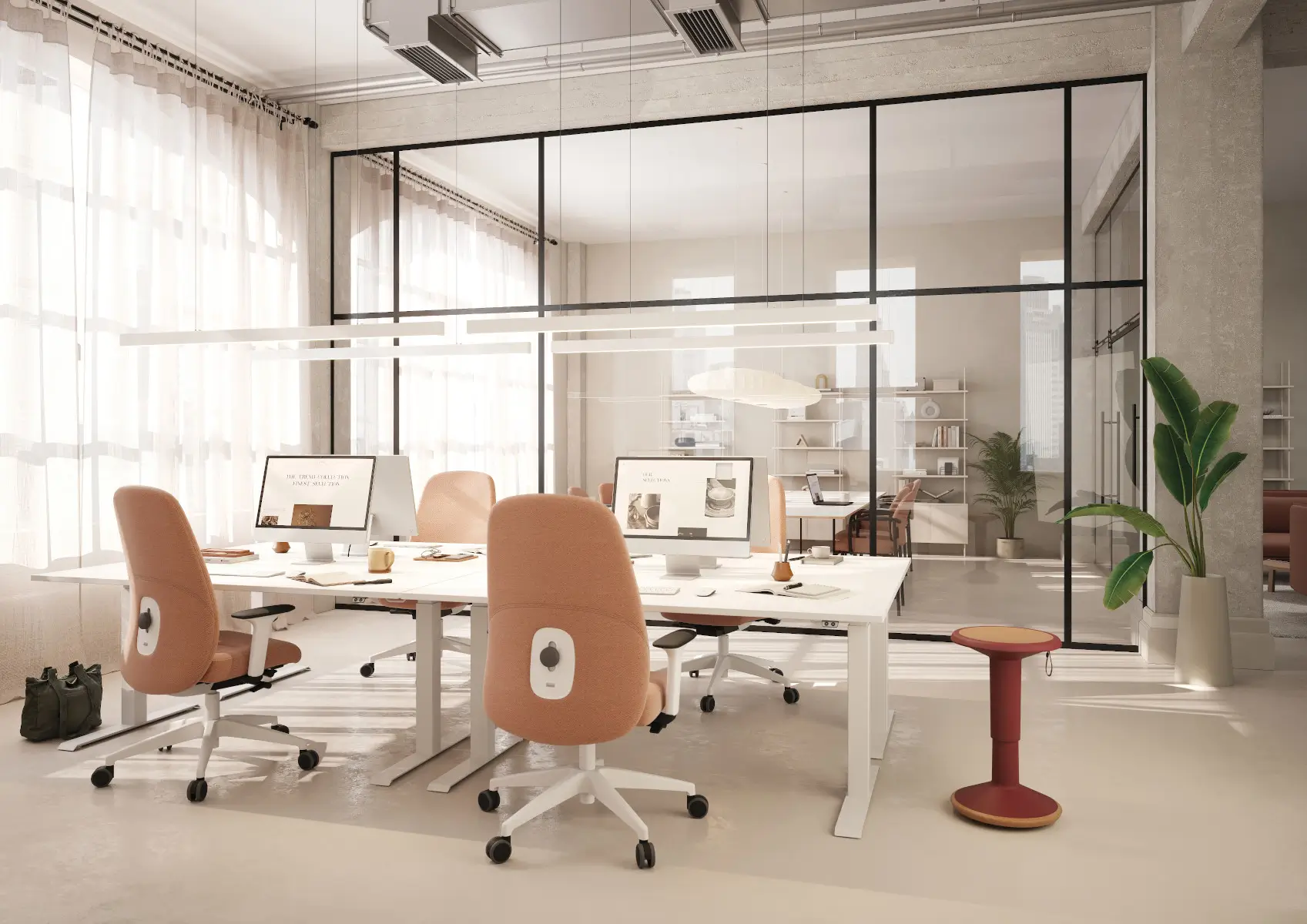 Interstuhl ECO UP Sitzhocker in Weinrot als flexible Sitzgelegenheit im modernen Büro