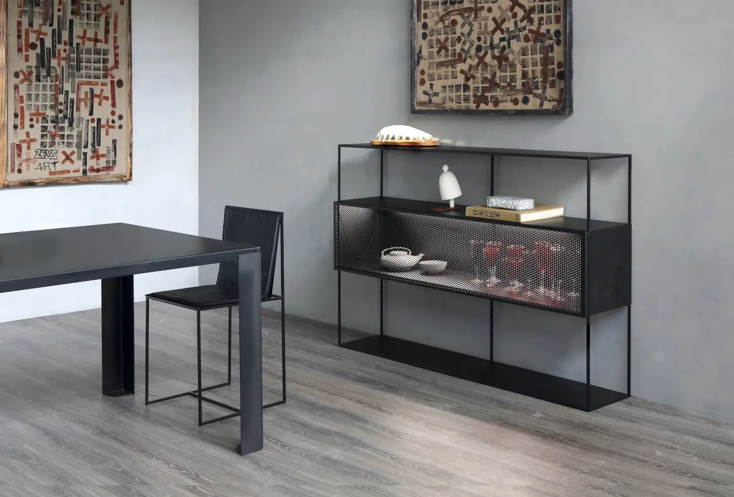 Zeus Tristano Sideboard ergänzt ein modernes Interieur und bietet dekorativen Stauraum im Essbereich.