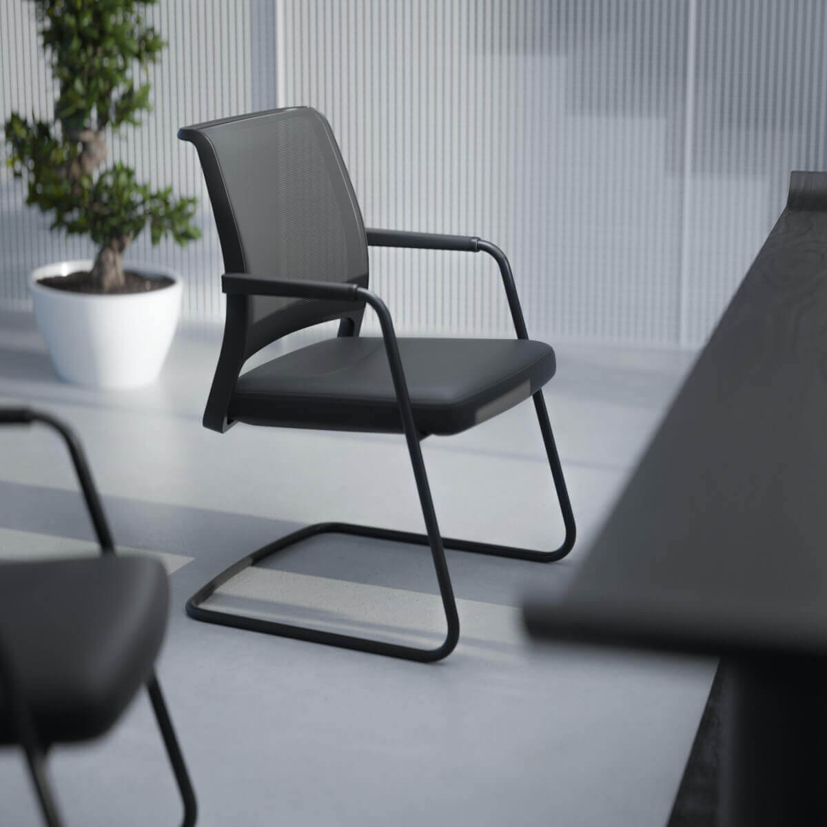 Interstuhl VINTAGEis5 57V7, moderner Besucherstuhl mit Freischwingergestell und hochwertiger Verarbeitung.