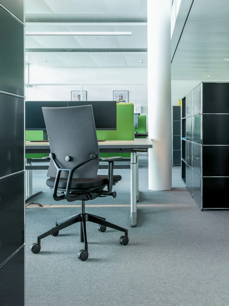 Girsberger Diagon Bürostuhl mit Netzrücken an einem funktional eingerichteten Arbeitsplatz.