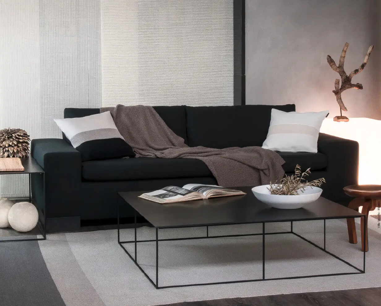Zeus Slim Irony Couchtisch als elegante Ergänzung einer modernen Wohnlandschaft.