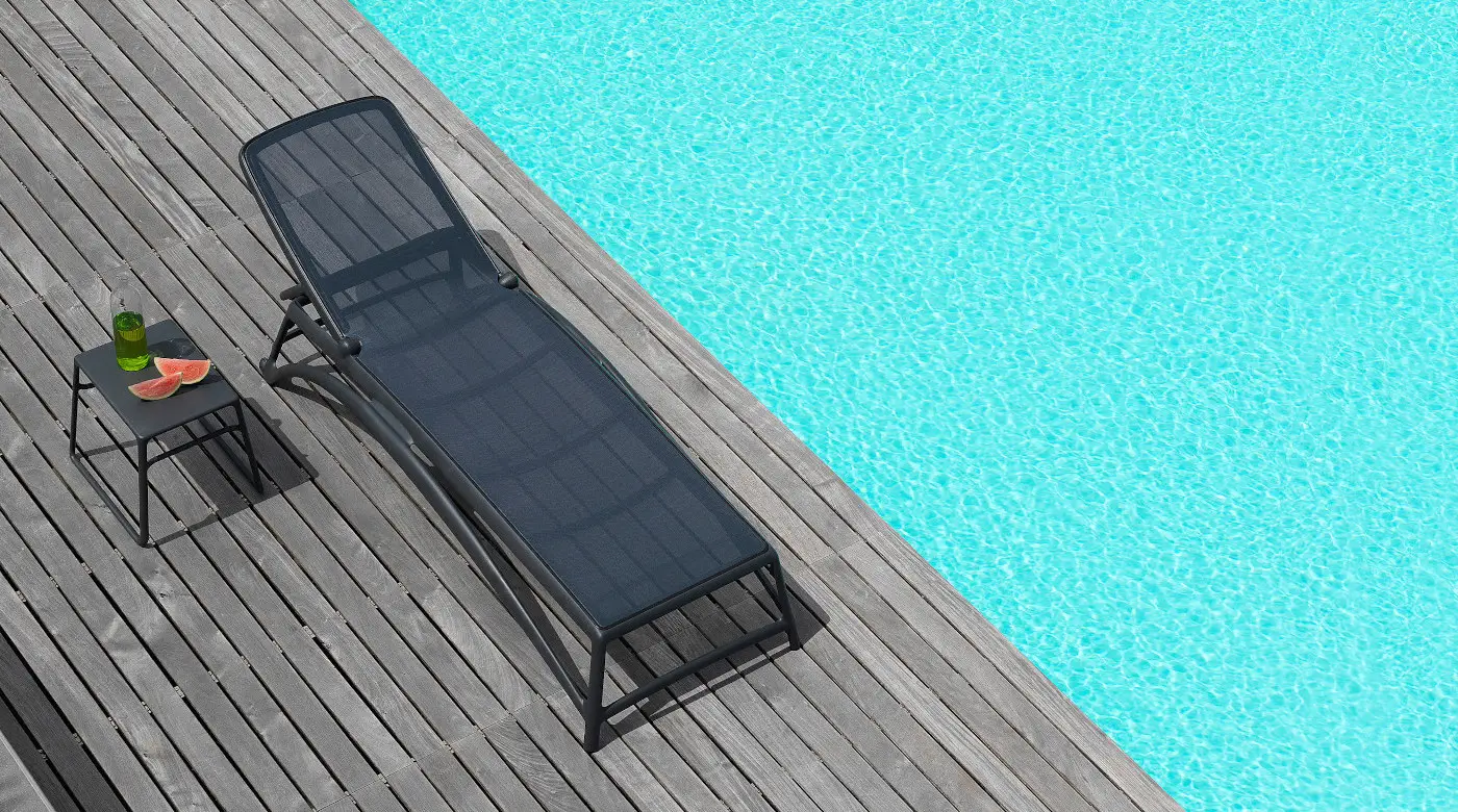 nardi-atlantico-gartenliege-anthrazit-pool.webp?width=3000