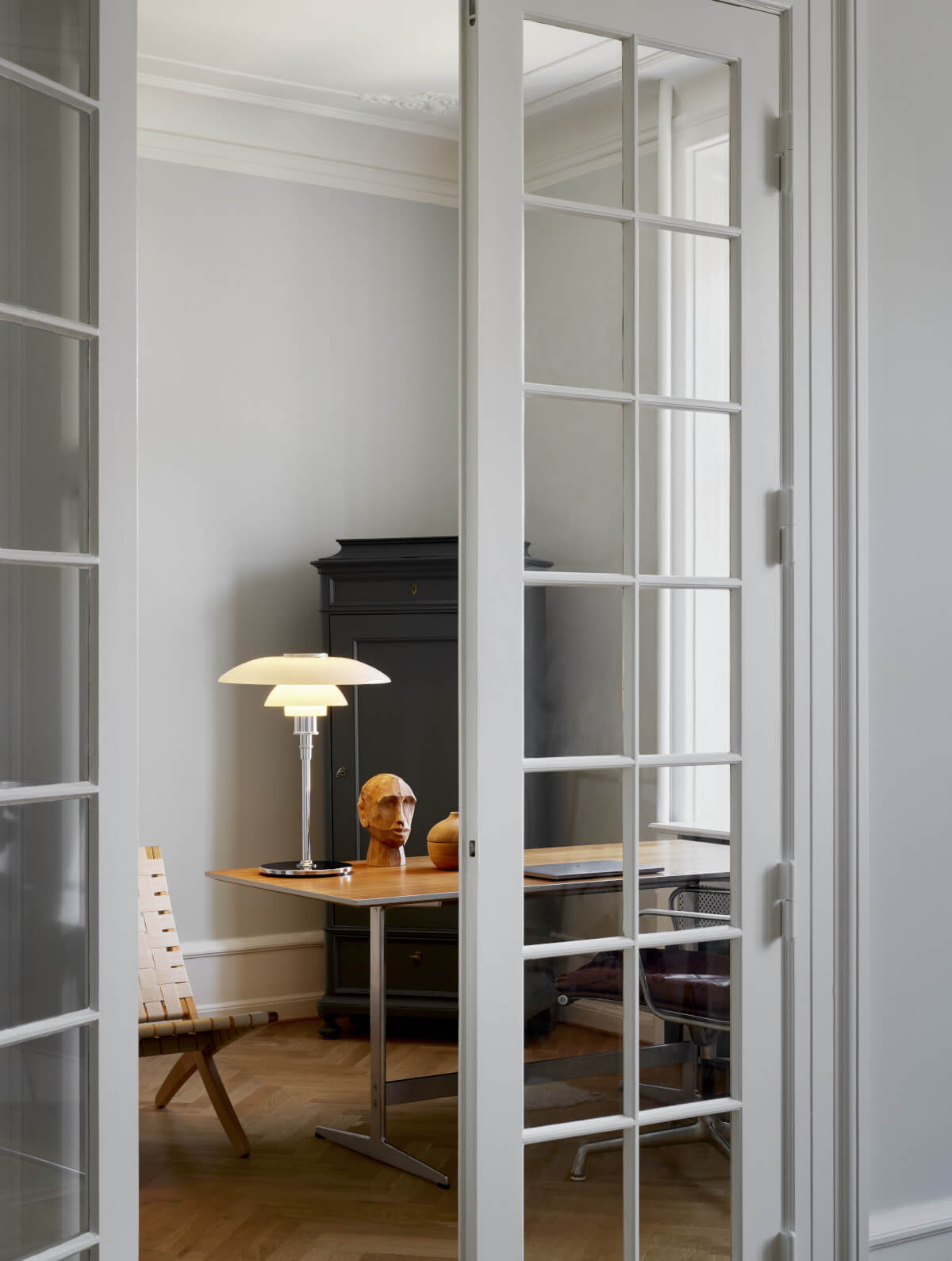 Elegante PH 4½-3½ Tischlampe aus Opalglas von Louis Poulsen, perfektes Lichtobjekt für stilvolle Räume.