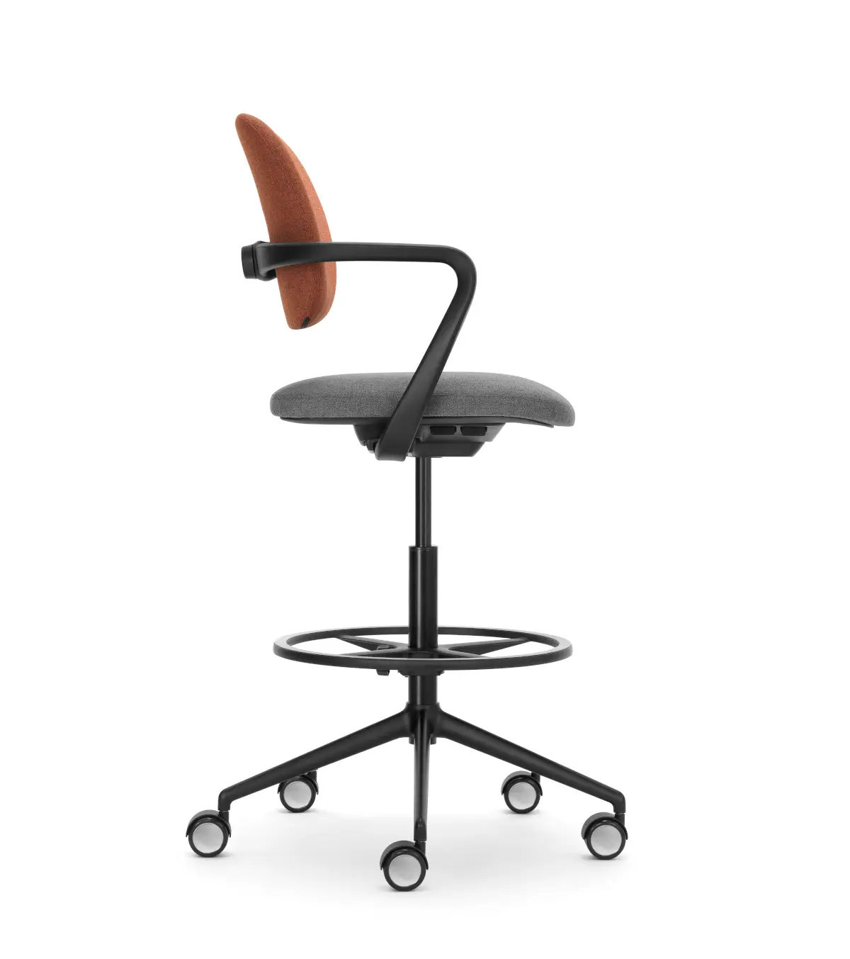 Girsberger Ategra High Stool mit Fußring und Rollen für flexible Sitzlösungen an Steharbeitsplätzen.