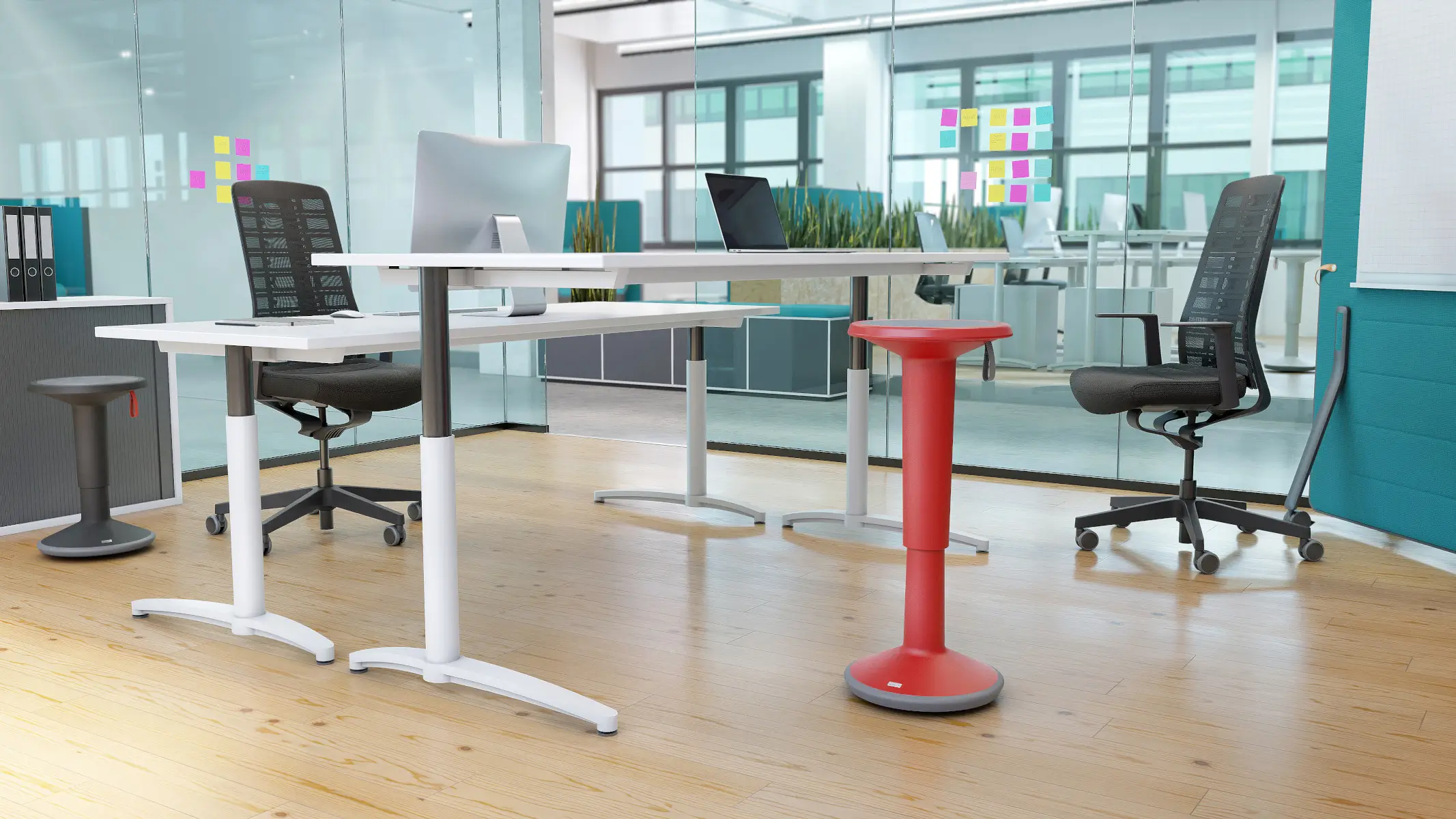 Interstuhl UP Stehhocker in Rot und Schwarz an modernen Arbeitsplätzen im Büro
