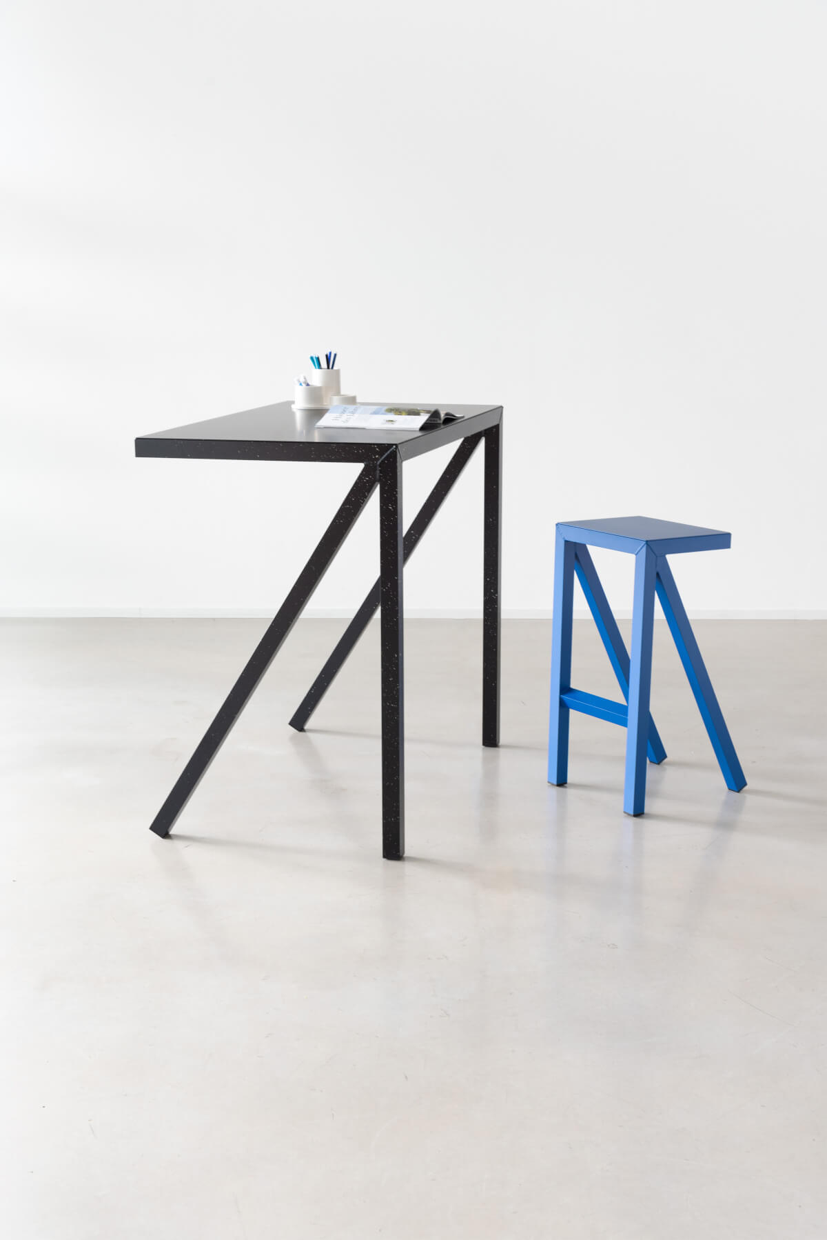 Magis Bureaurama eckiger Stehtisch im modernen Büro, ergonomisch, hochwertig, ideal für Meetings und Teamarbeit