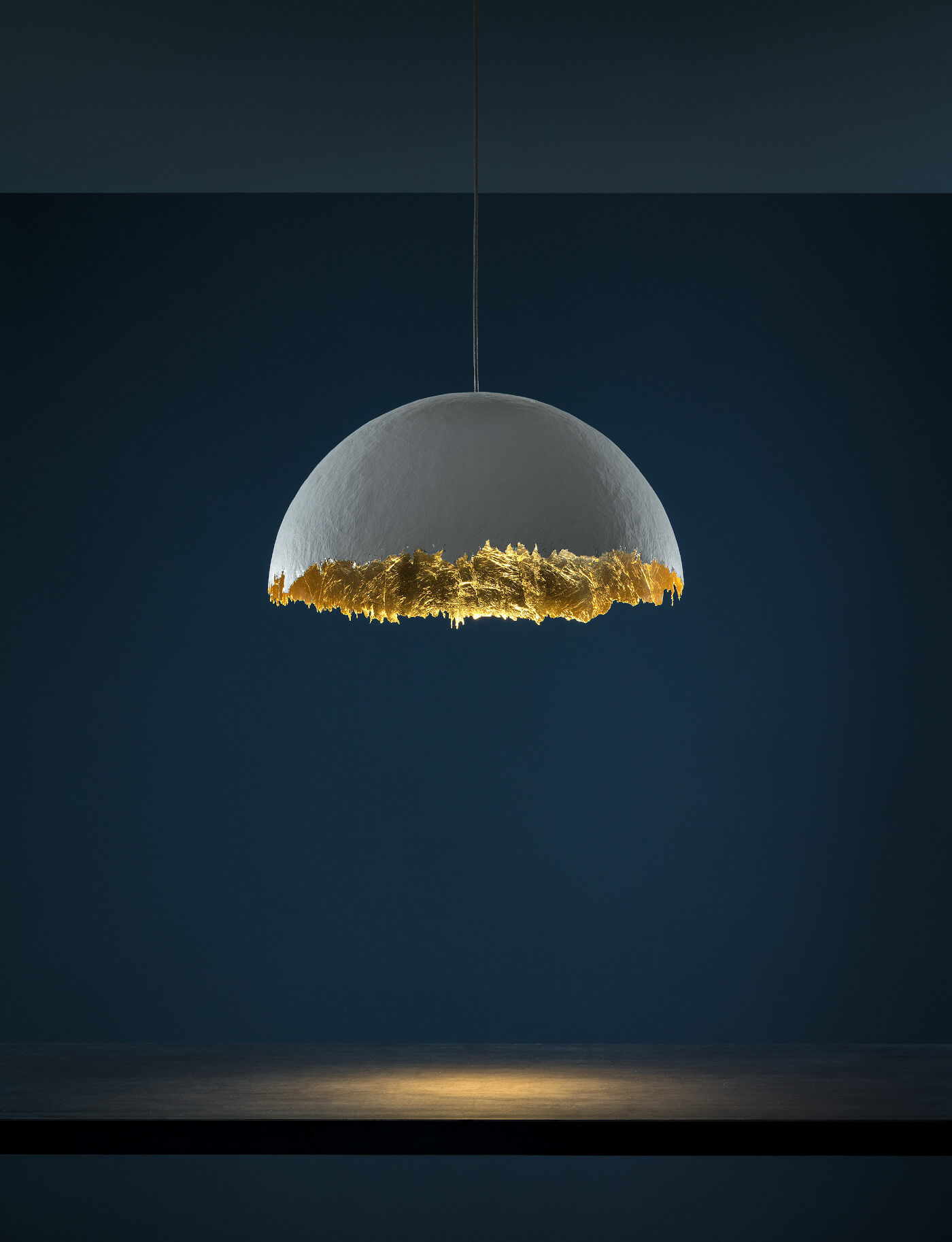 PostKrisi 49 Pendelleuchte, innen silber / außen weiß