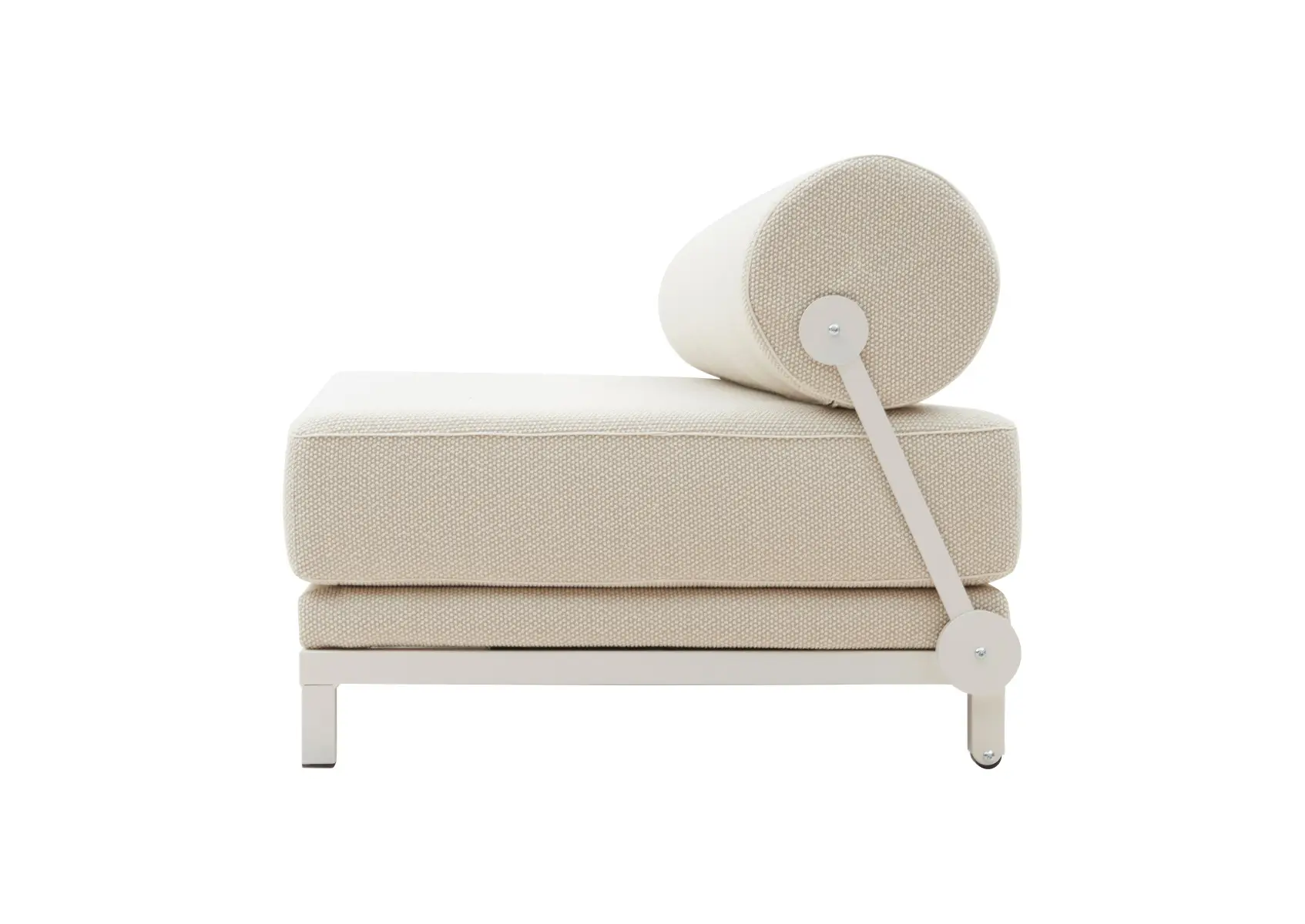 Softline Sleep Sofa in Beige aus seitlicher Perspektive mit gepolsterter Sitzfläche, zylindrischer Rückenlehne und seitlicher Metallhalterung.
