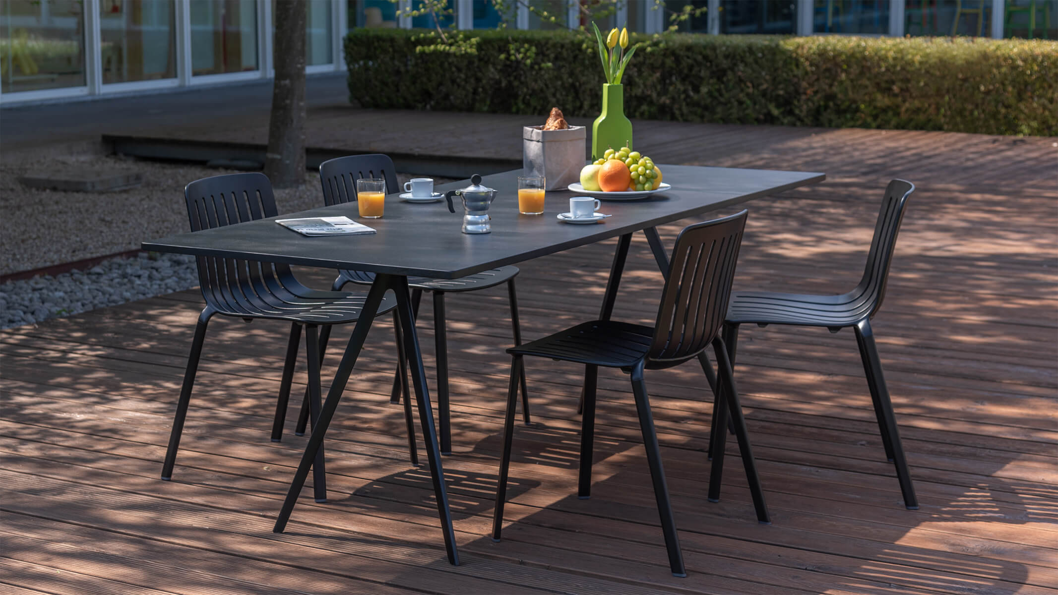 Magis Plato Stuhl – Outdoor & Indoor geeignet Magis Plato Stuhl im Outdoor-Ambiente, wetterfest, elegant und funktional – italienische Qualität