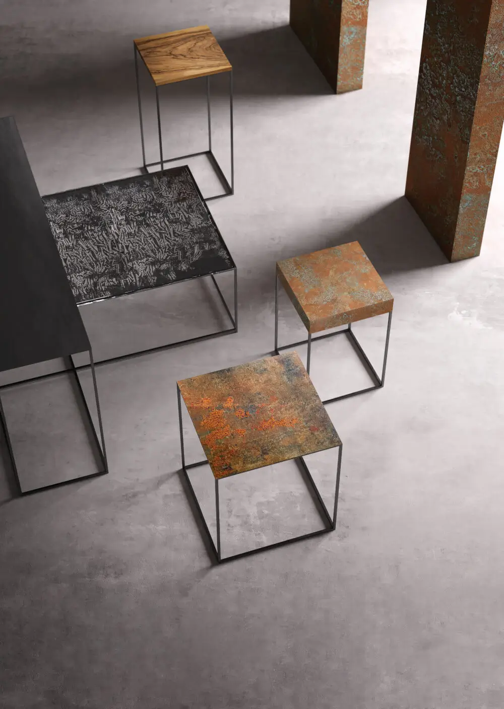 Zeus Slim Irony Art Beistelltische mit unterschiedlichen Materialoberflächen im modernen Interieur.