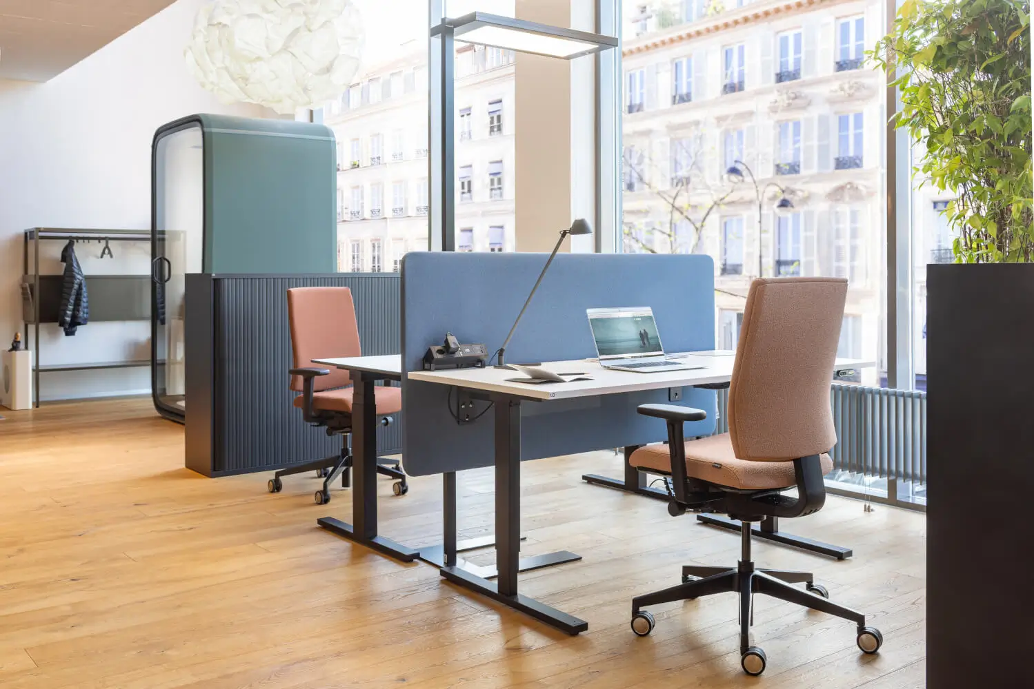 Girsberger Kyra Bürostuhl als ergonomische Sitzlösung an höhenverstellbaren Schreibtischen im modernen Büro.