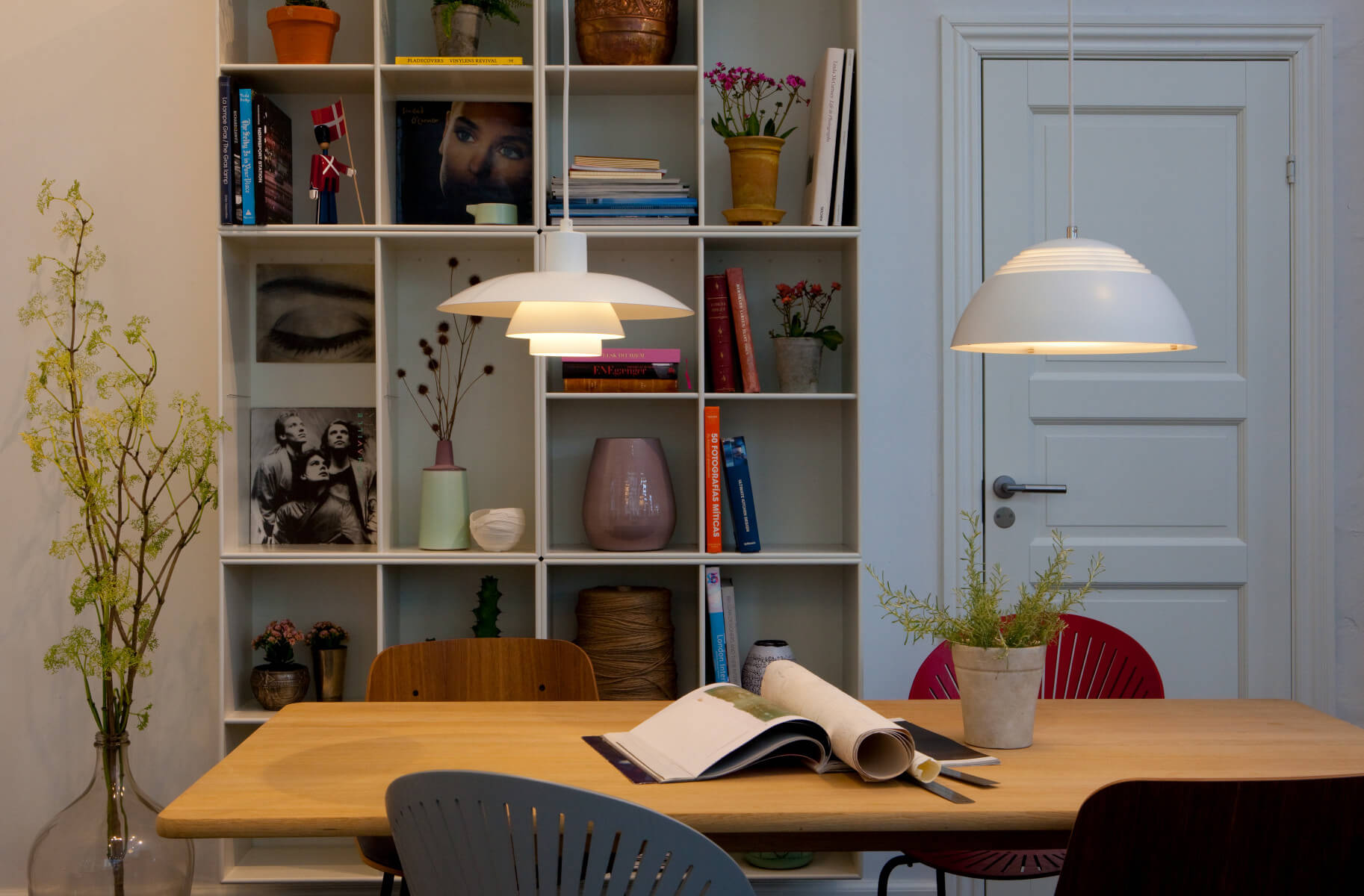 Designklassiker PH 4/3 Pendelleuchte von Louis Poulsen mit weiß lackierten Metallschirmen und eleganter Lichtverteilung.