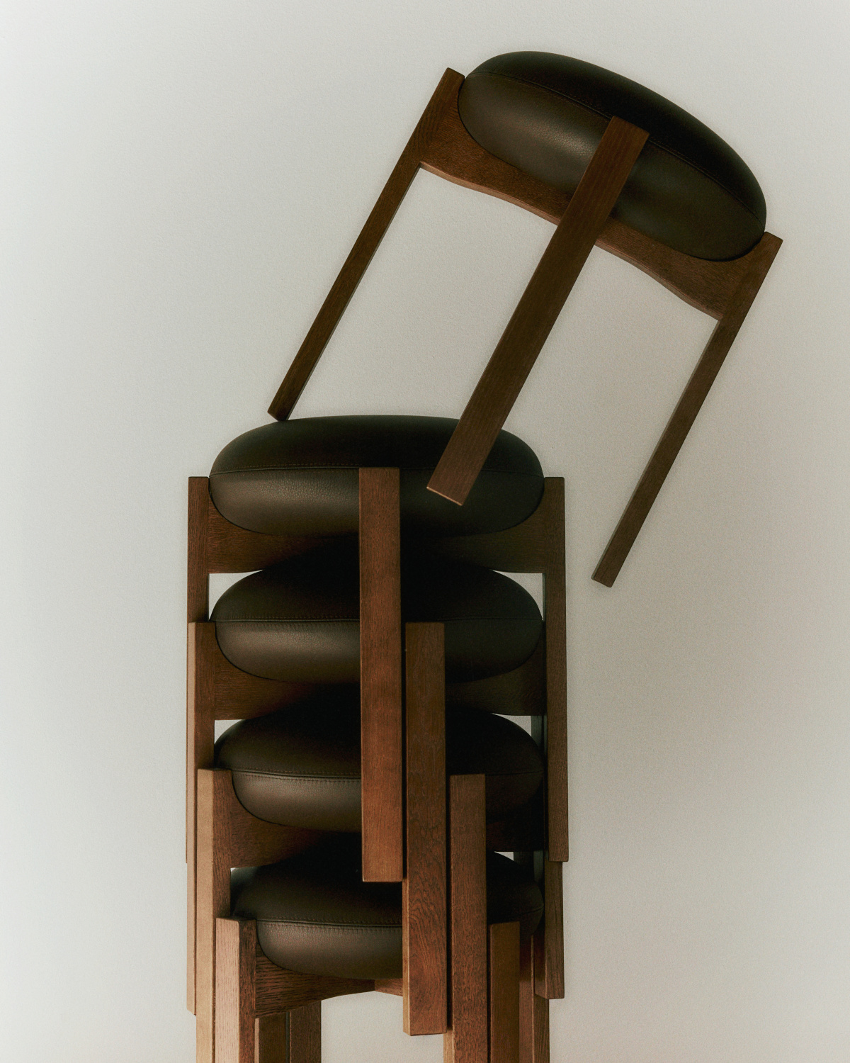 Pioneer Stool, höhe 77 cm, eiche geräuchert / leder primo 86-1 dark brown