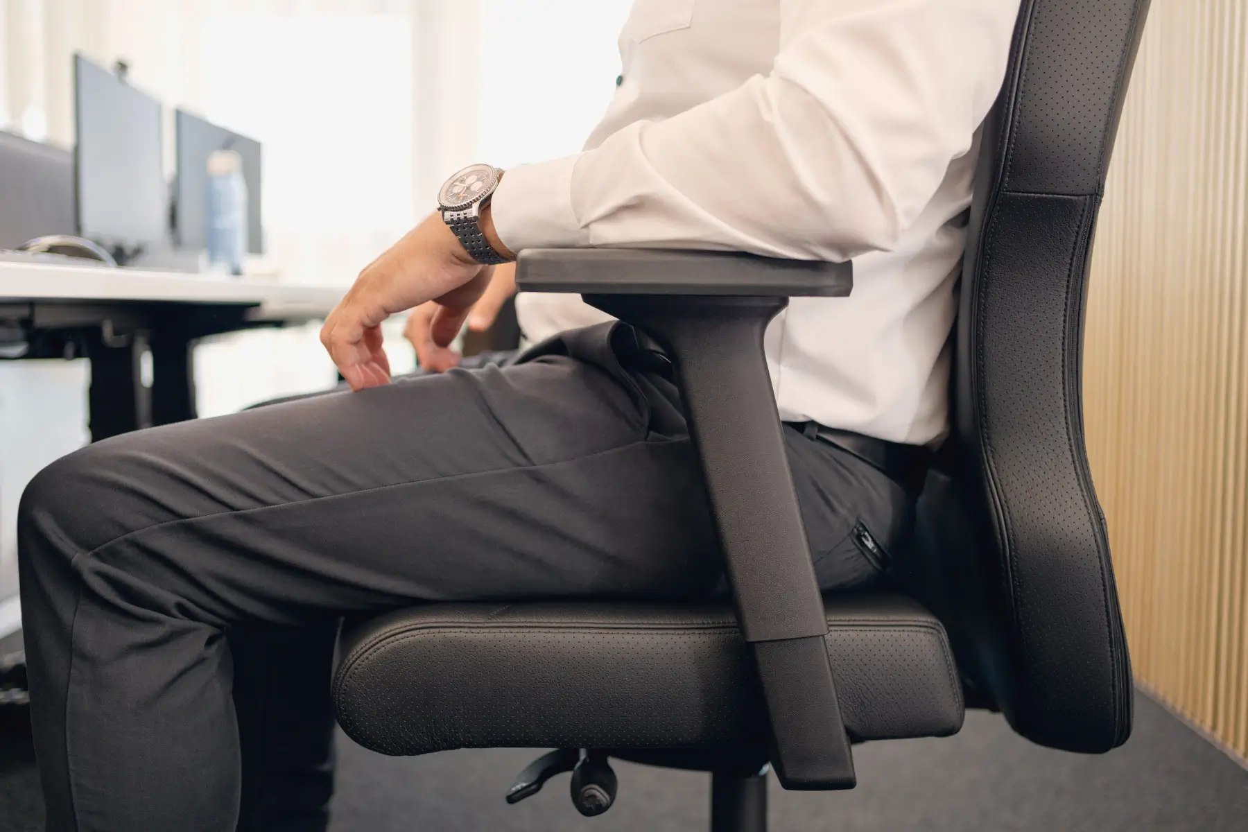 Interstuhl XXLis5 XL113 Bürostuhl in Schwarz mit gepolstertem Sitz und Armlehnen am Arbeitsplatz