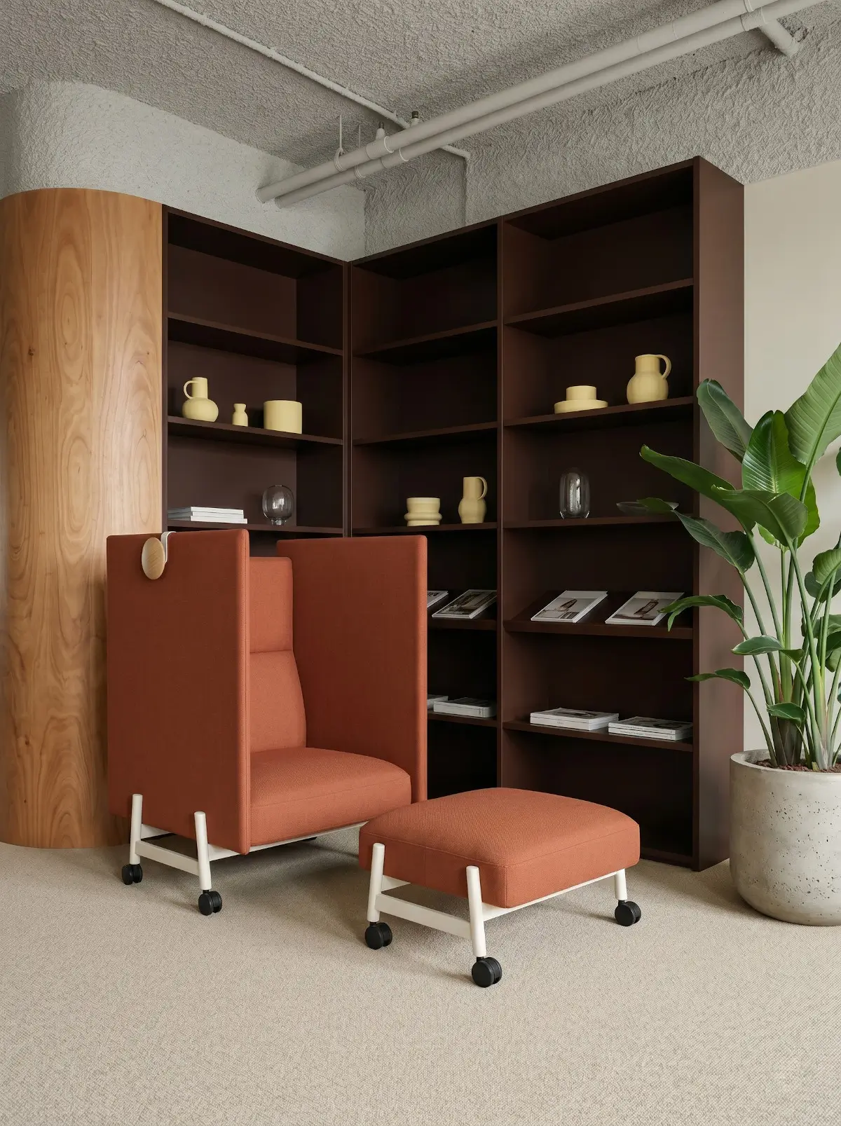 Noti Hana Highback Sofa 3-Sitzer in einem modernen Lounge-Bereich mit Hana Highback Sessel und Hocker