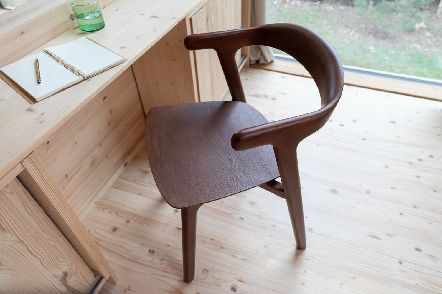 Design-Stuhl Zuiver Northwood mit geschwungener Rückenlehne, Holzgestell und klarer Formensprache für modernes Wohnen