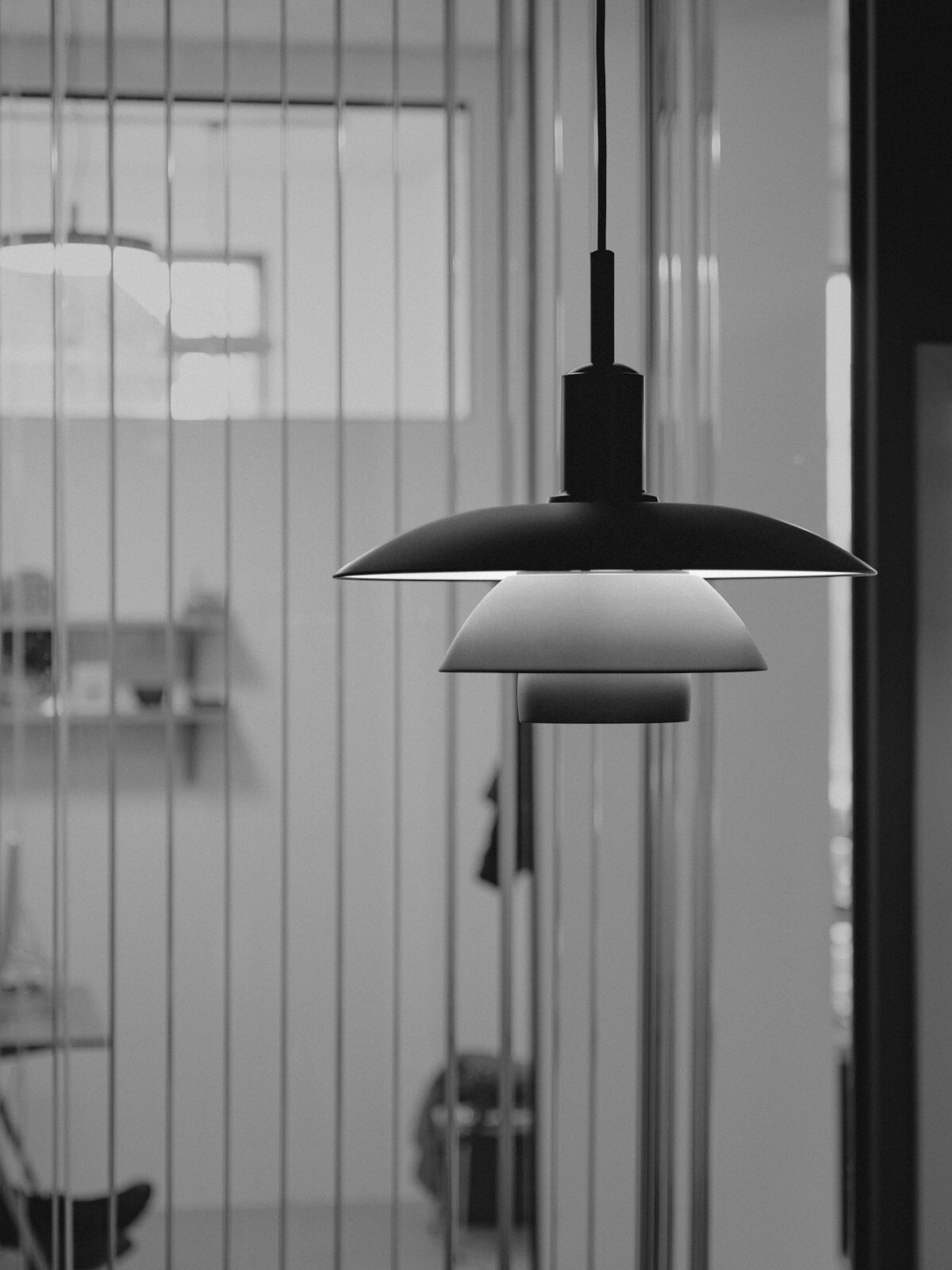 Louis Poulsen PH 5/5 Pendelleuchte mit präziser Lichtlenkung und hochwertiger Verarbeitung für modernes Interieur.