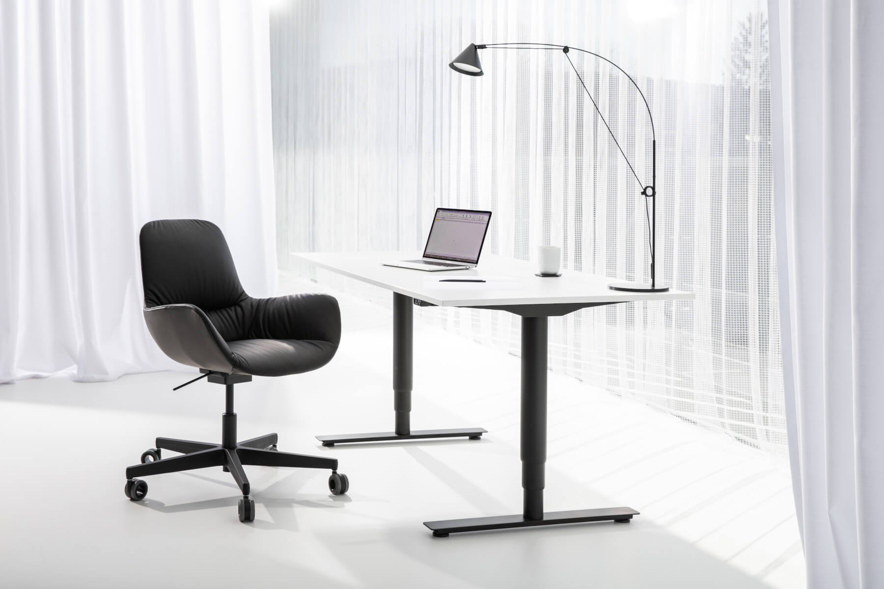 Bequemer Wagner W-Club Compact Sessel mit robustem 5-Strahl-Gestell aus schwarzem Aluminium für moderne Einrichtung