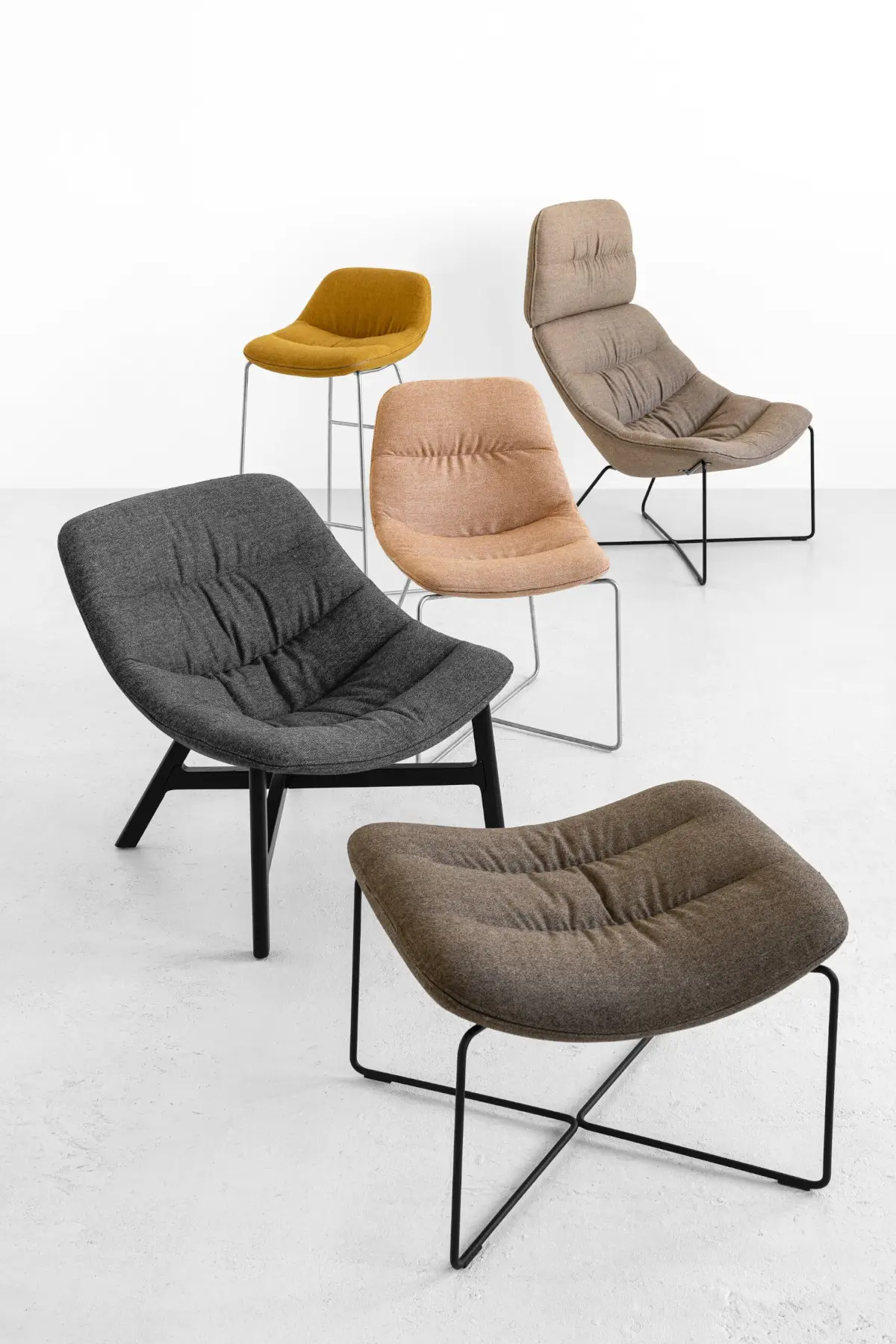 Noti Mishell Soft Stuhl mit Kufengestell zusammen mit verschiedenen Sitzmöbeln der Mishell Serie
