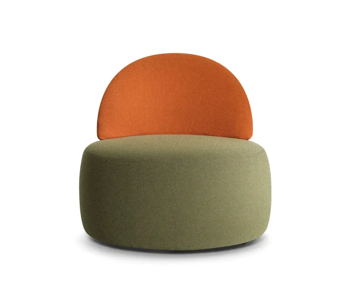 Girsberger Incycle Pouf mit Rückenlehne als komfortable Sitzgelegenheit für Lounge- und Aufenthaltsbereiche.