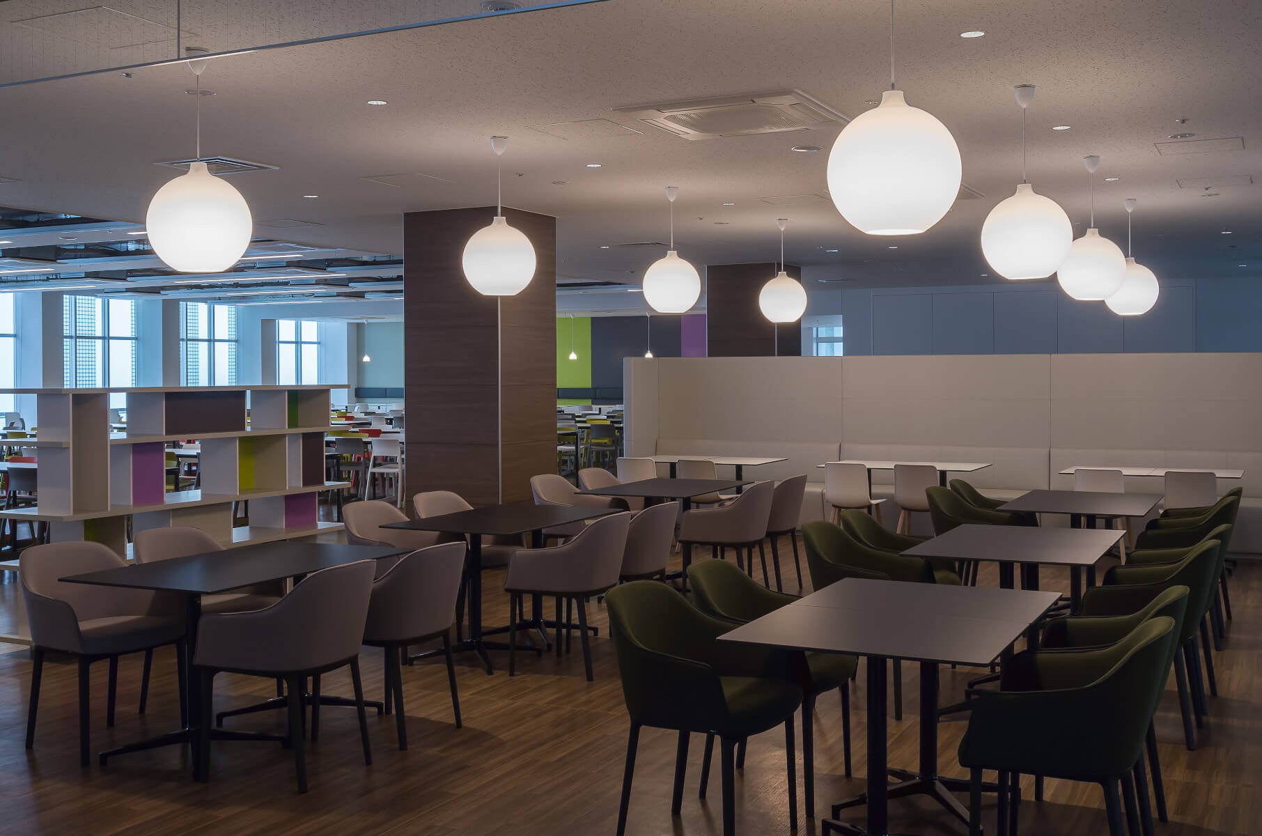 Zeitlose Louis Poulsen Wohlert Hängelampe mit kugelförmigem Opalglas für weiches, blendfreies Licht.