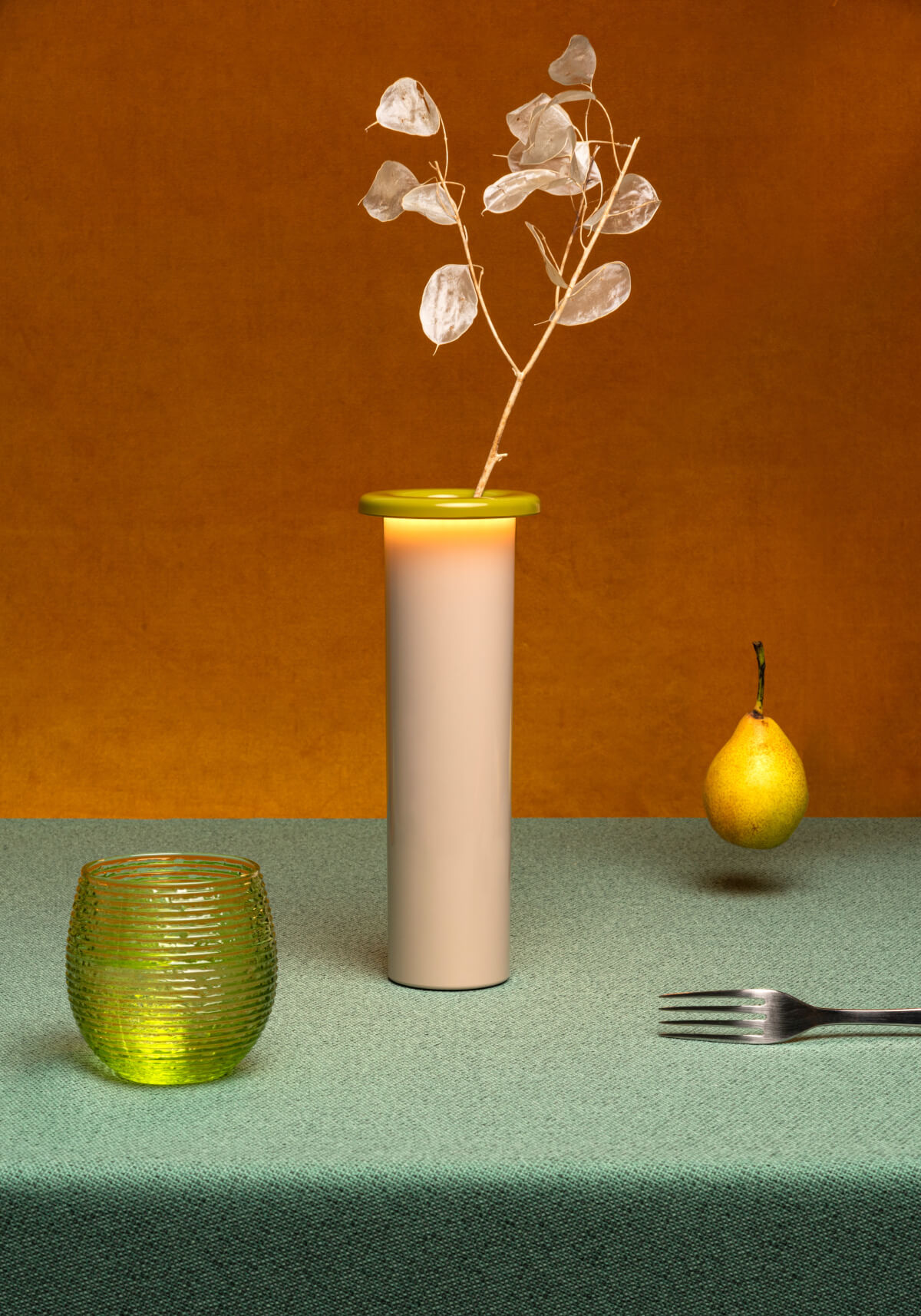 Magis Bouquet LED Tischleuchte im minimalistischen Wohnzimmer, elegante Form, warmes Licht, modernes Design